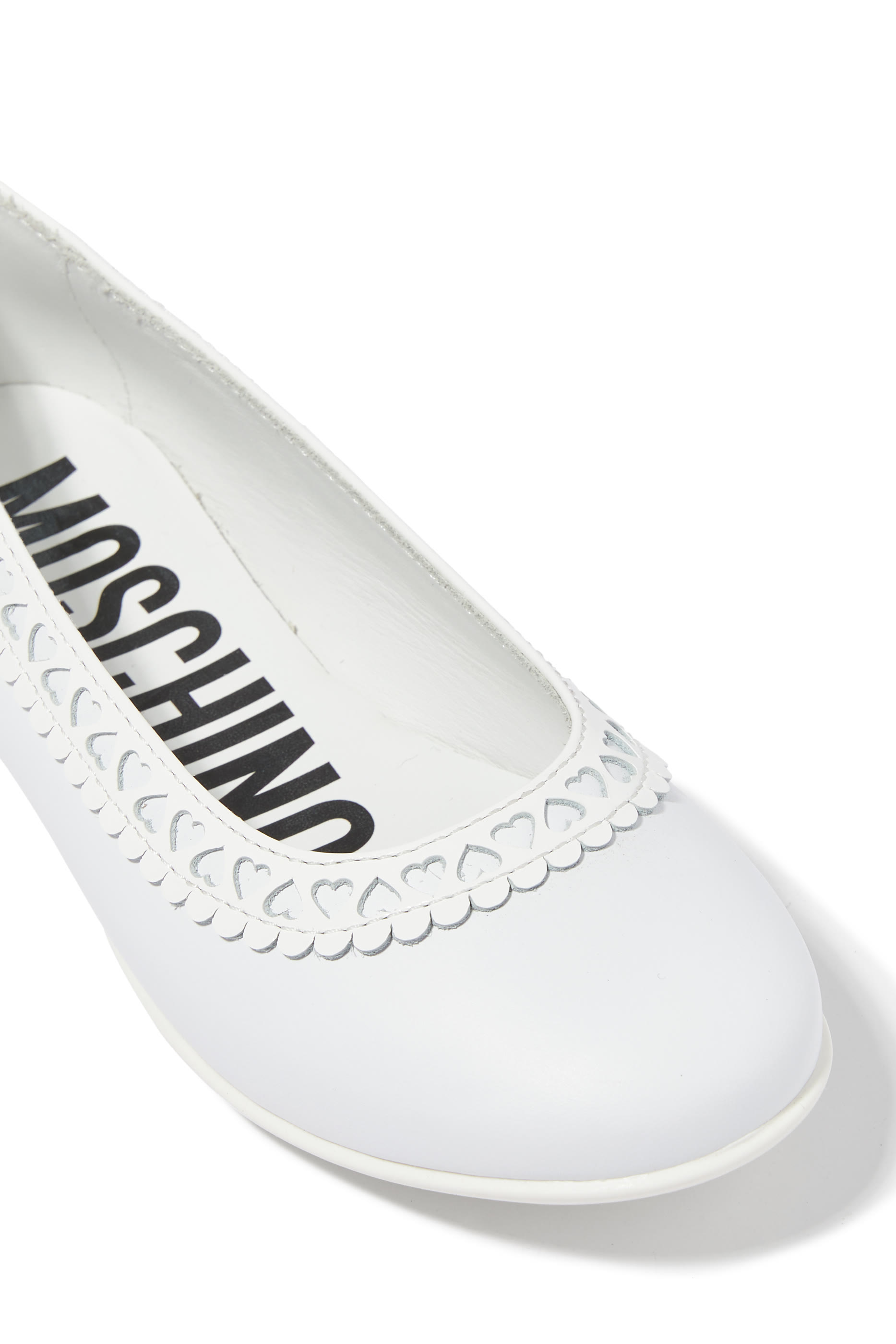 حذاء بالرينا بتفاصيل قلوب وشعار الماركة