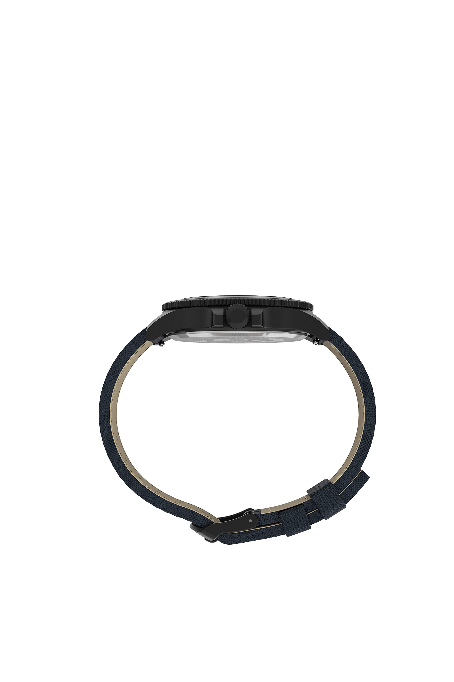 ساعة بتصميم عسكري مطلية باللون الأسود