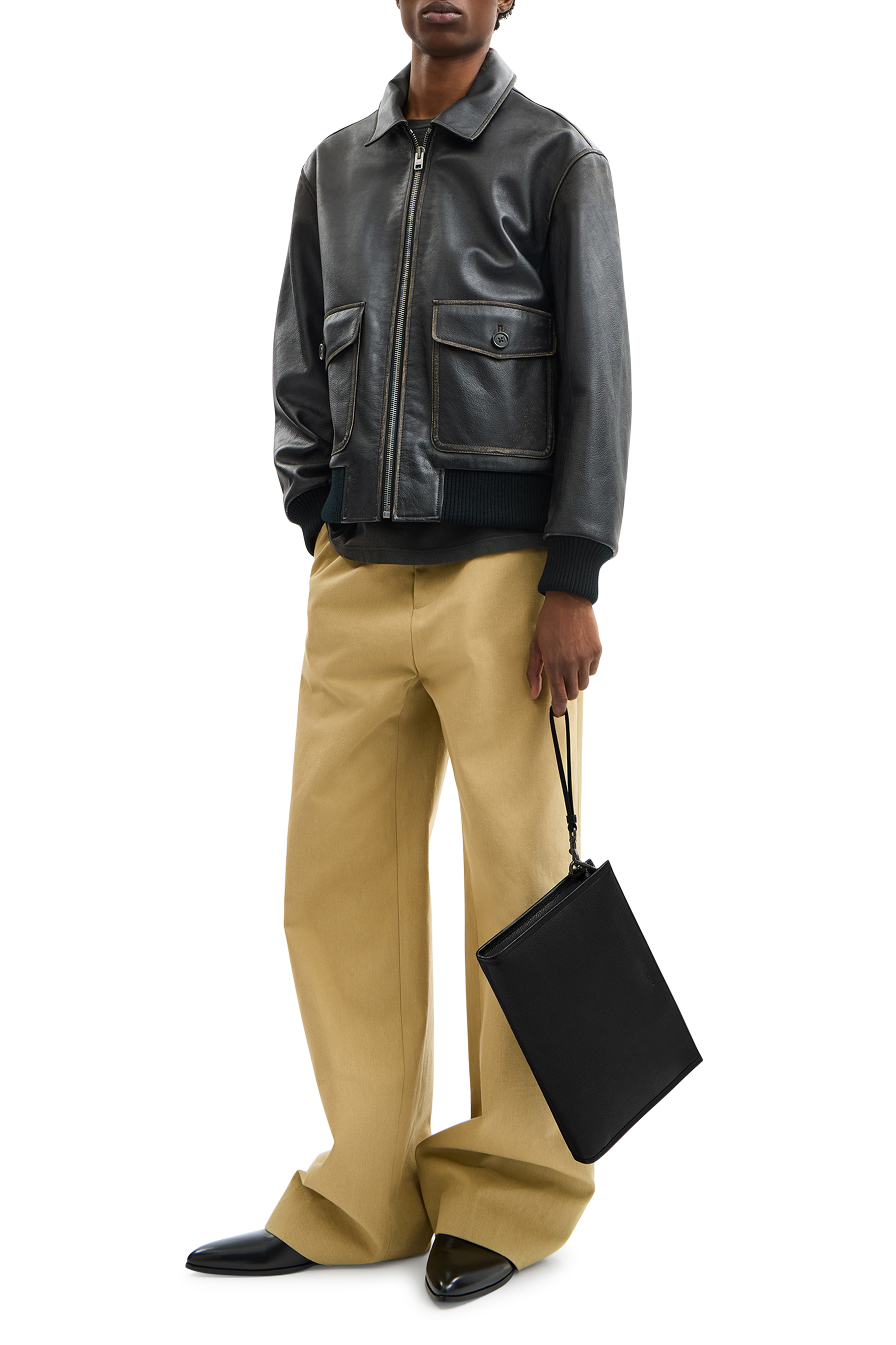 حقيبة صغيرة بشعار الماركة جلد