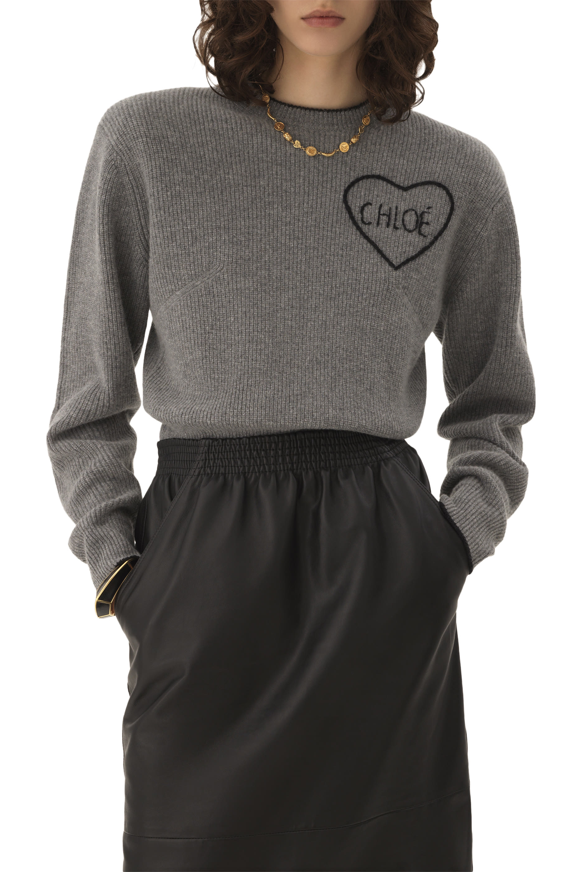 كنزة بقصة ضيقة قصيرة وشعار الماركة