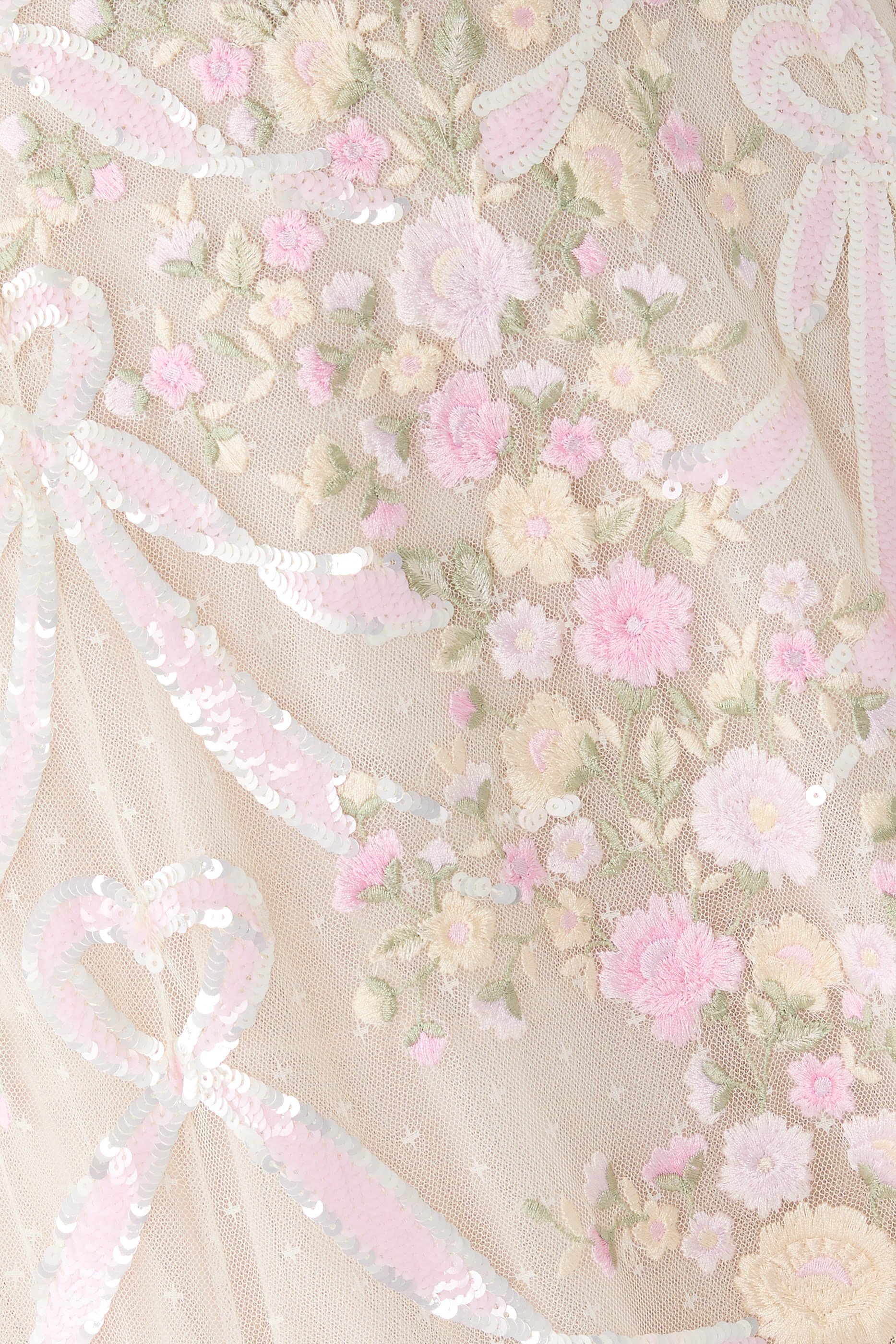 فستان بالرينا بياقة عميقة وتطريزات بتصميم أشرطة وقلب