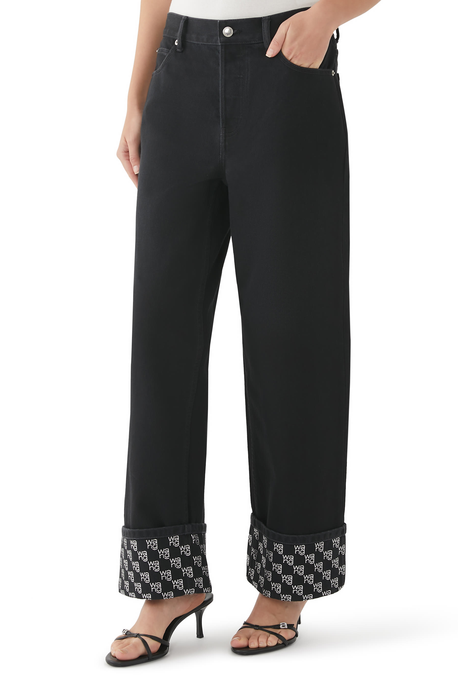 بنطال جينز بقصة ساق مستقيمة وحافة مرصعة بالكريستال