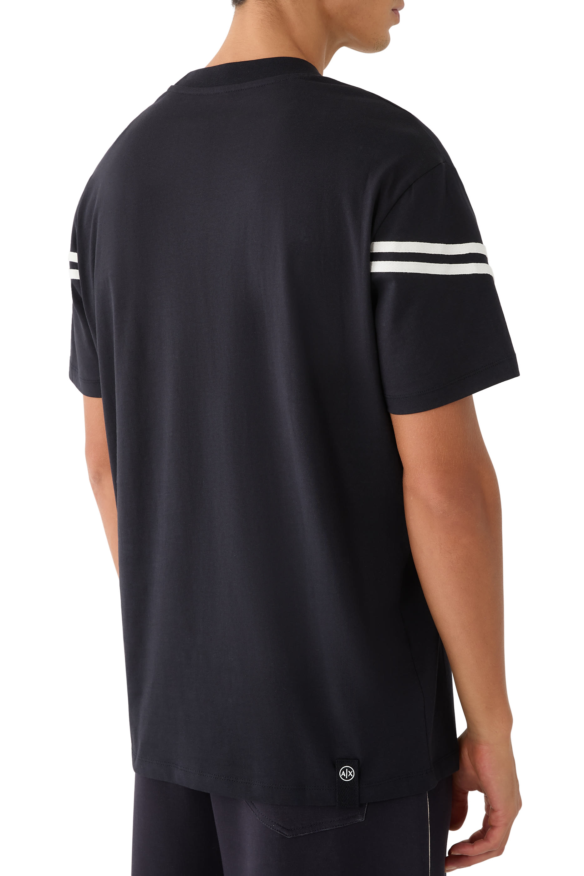 تيشيرت بأكمام قصيرة وشعار الماركة