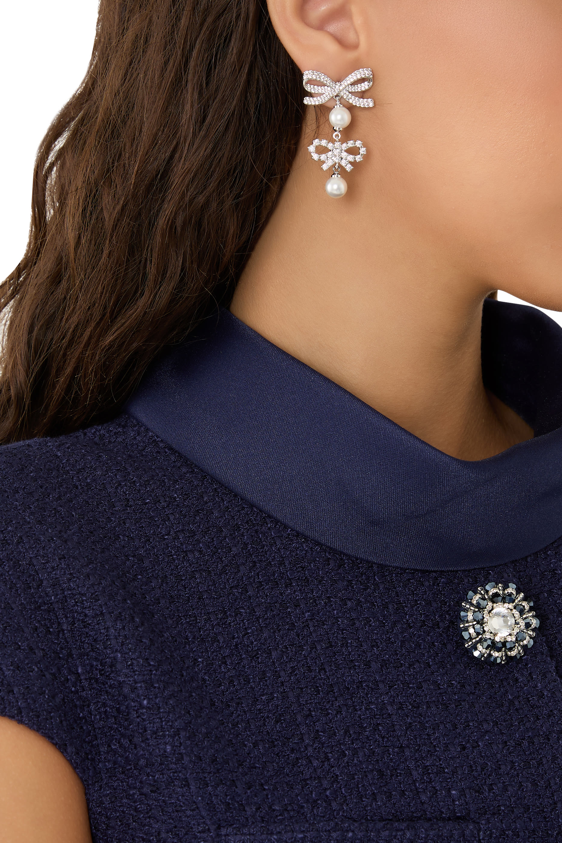 أقراط بتصميم فيونكة مزدوجة مزينة بلؤلؤ