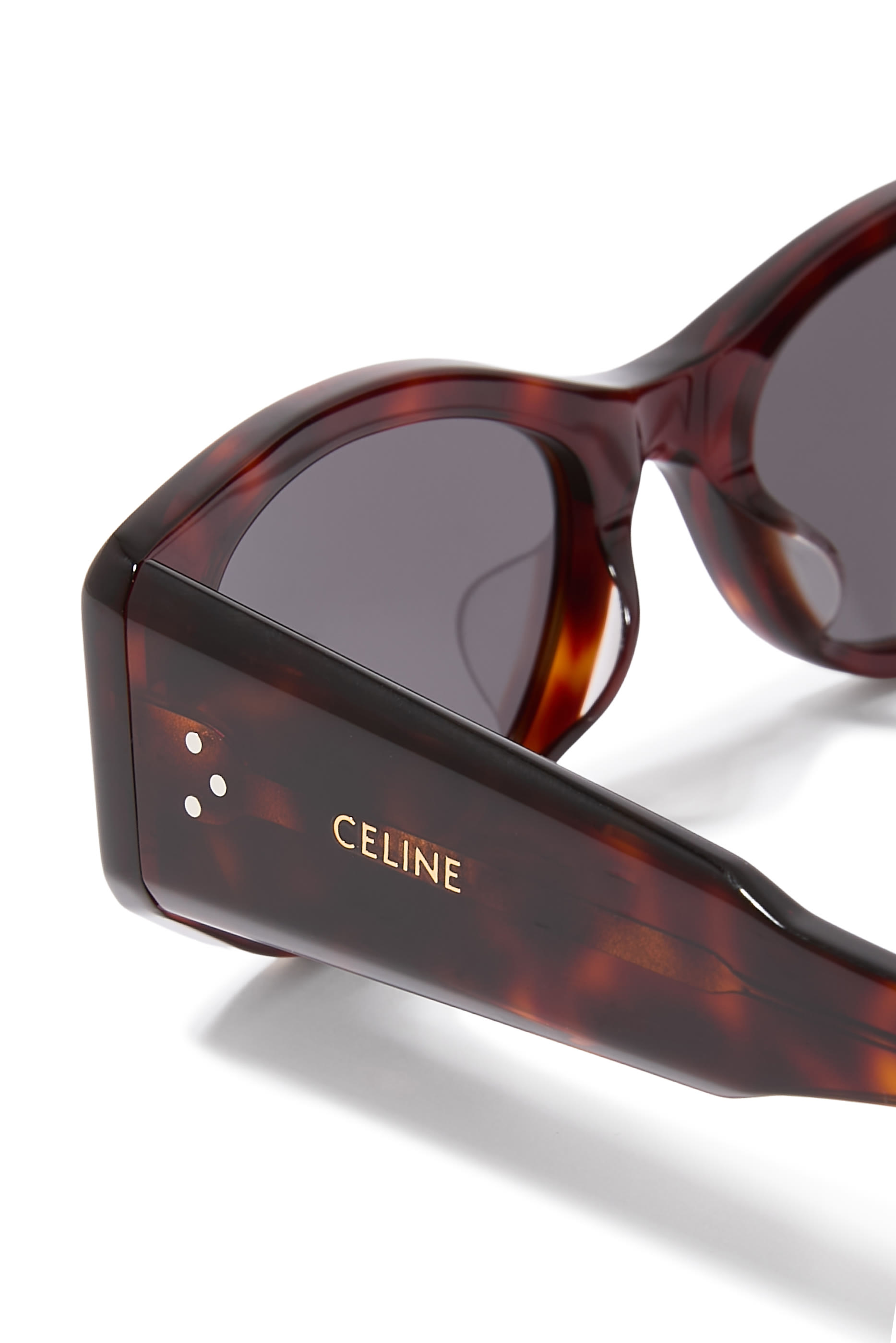 نظارة شمسية بإطار مستطيل وشعار الماركة