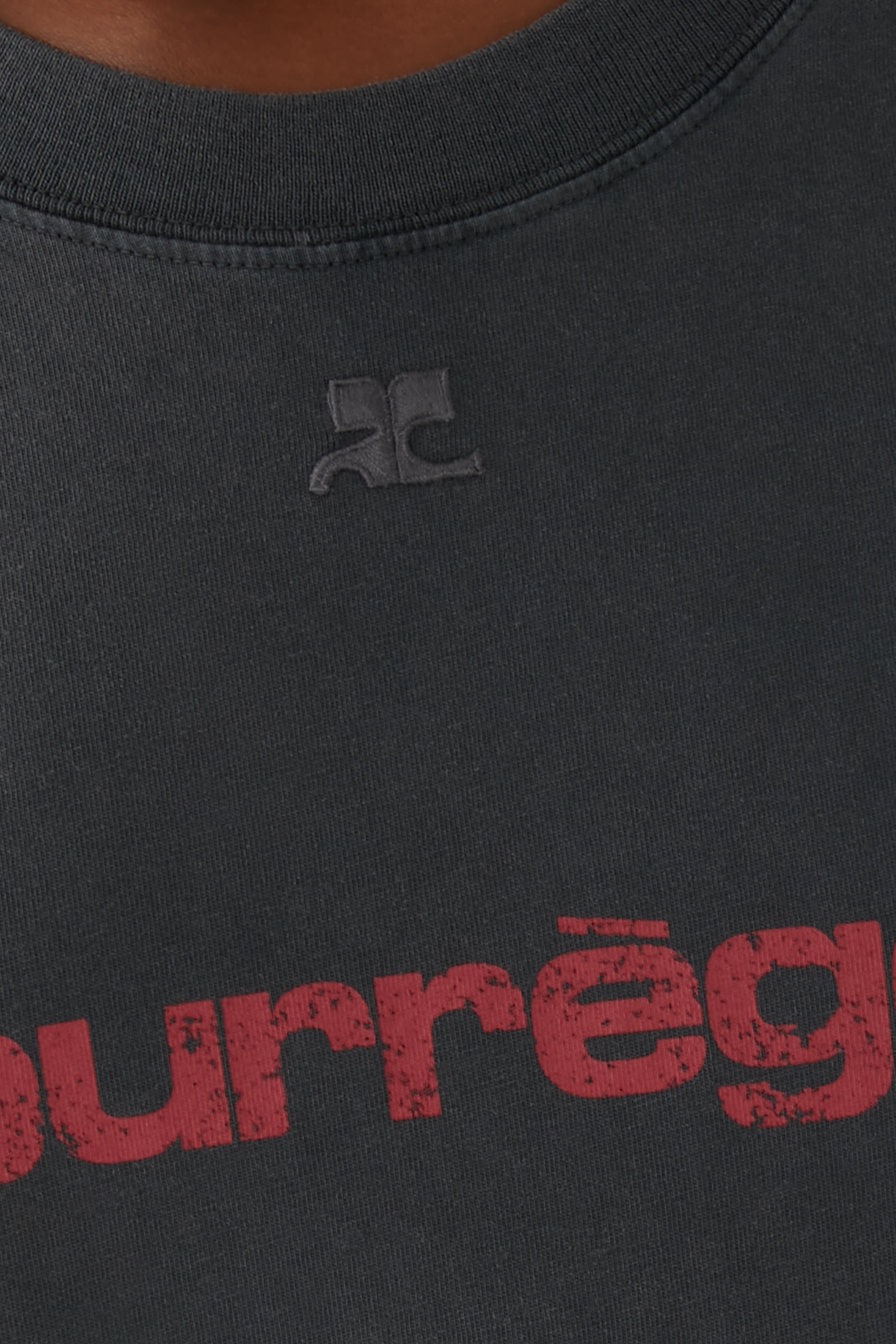 تيشيرت ايه سي بنقشة وأحجار