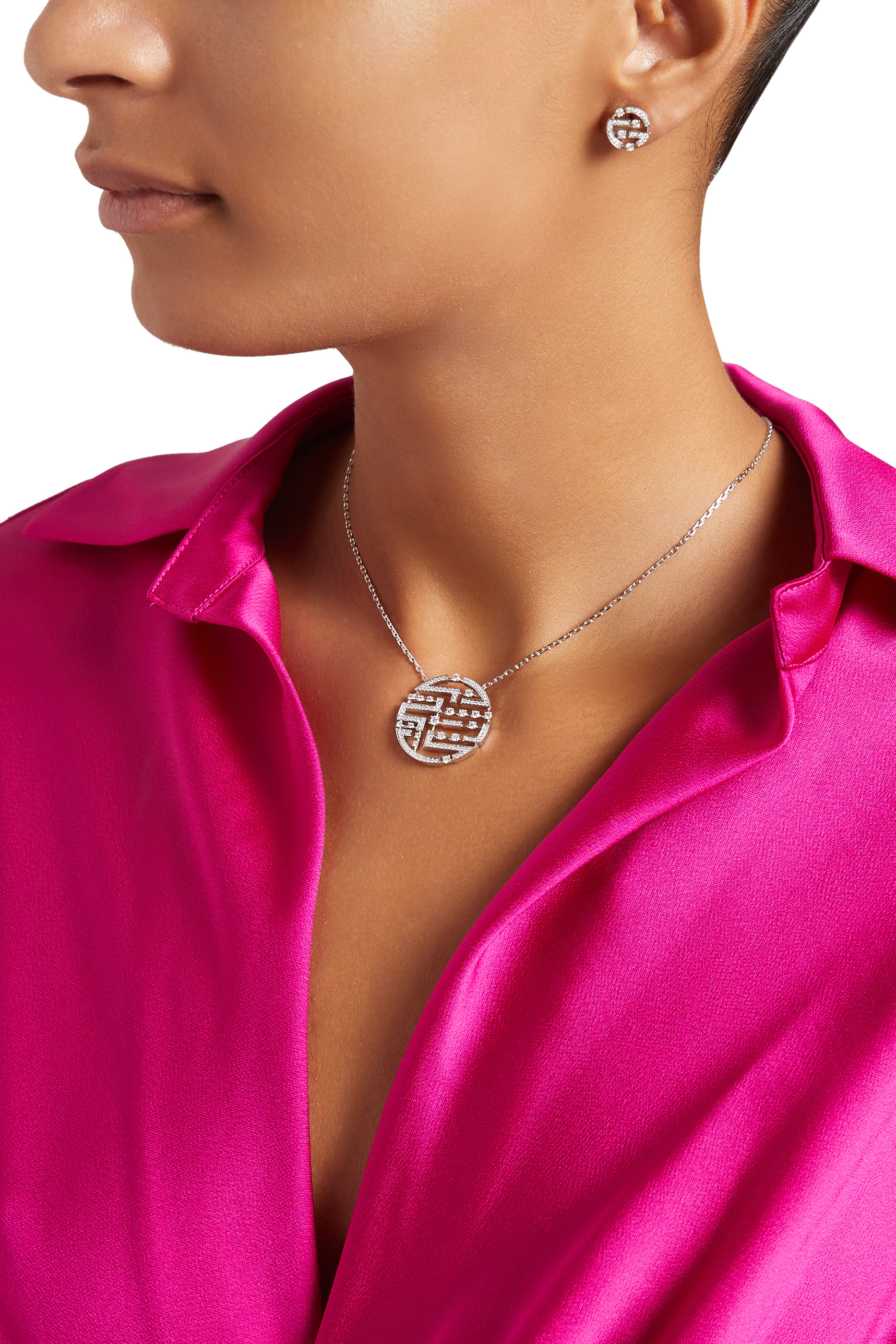 أقراط أفنيوز مرصعة بالماس ذهب أبيض عيار 18