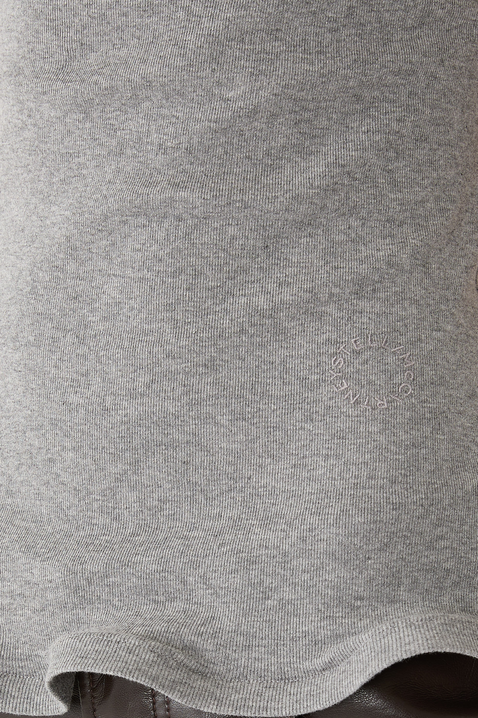 بلوزة مضلعة بلا أكمام بحافة مكشكشة