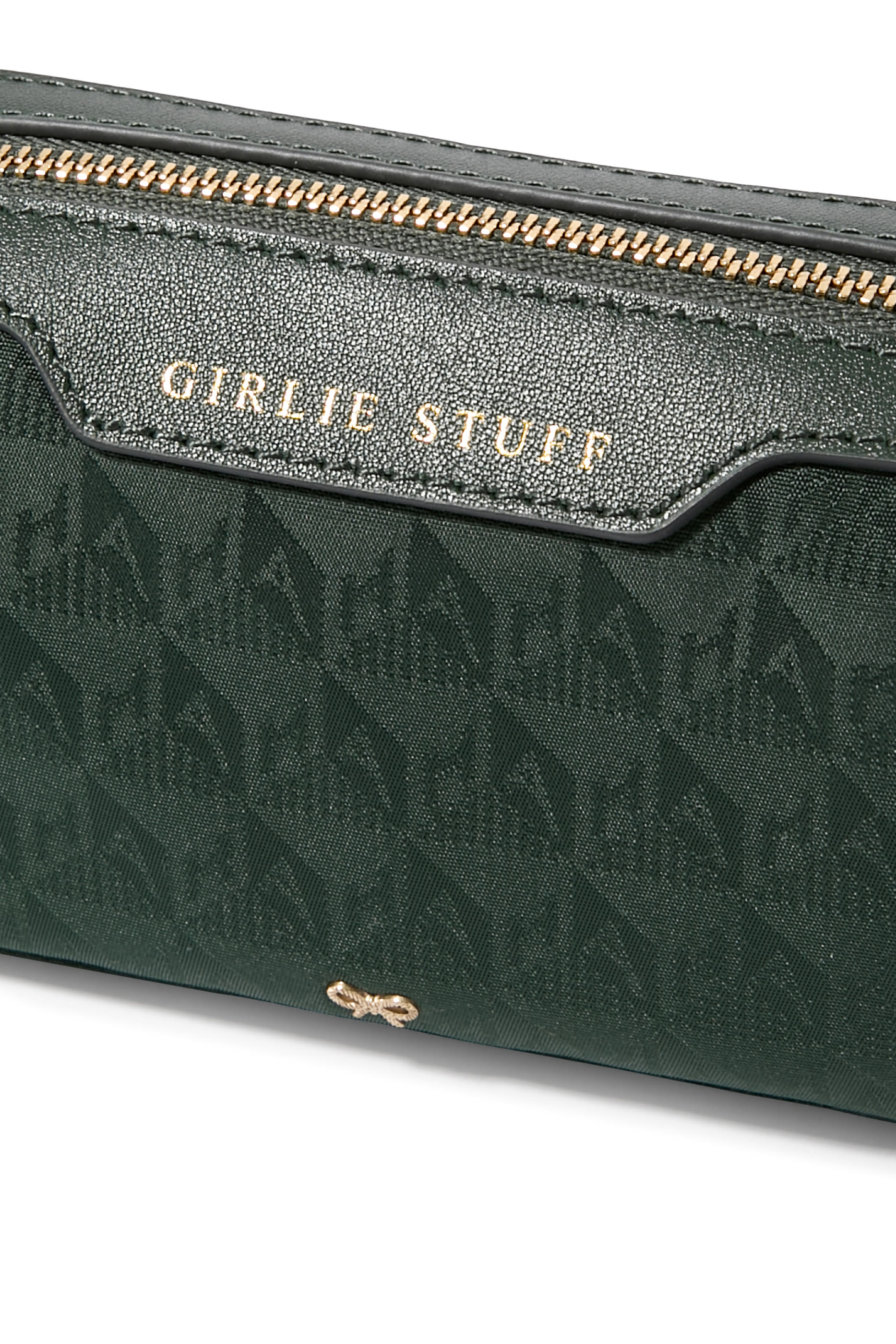 حقيبة أغراض للبنات بشعار الماركة