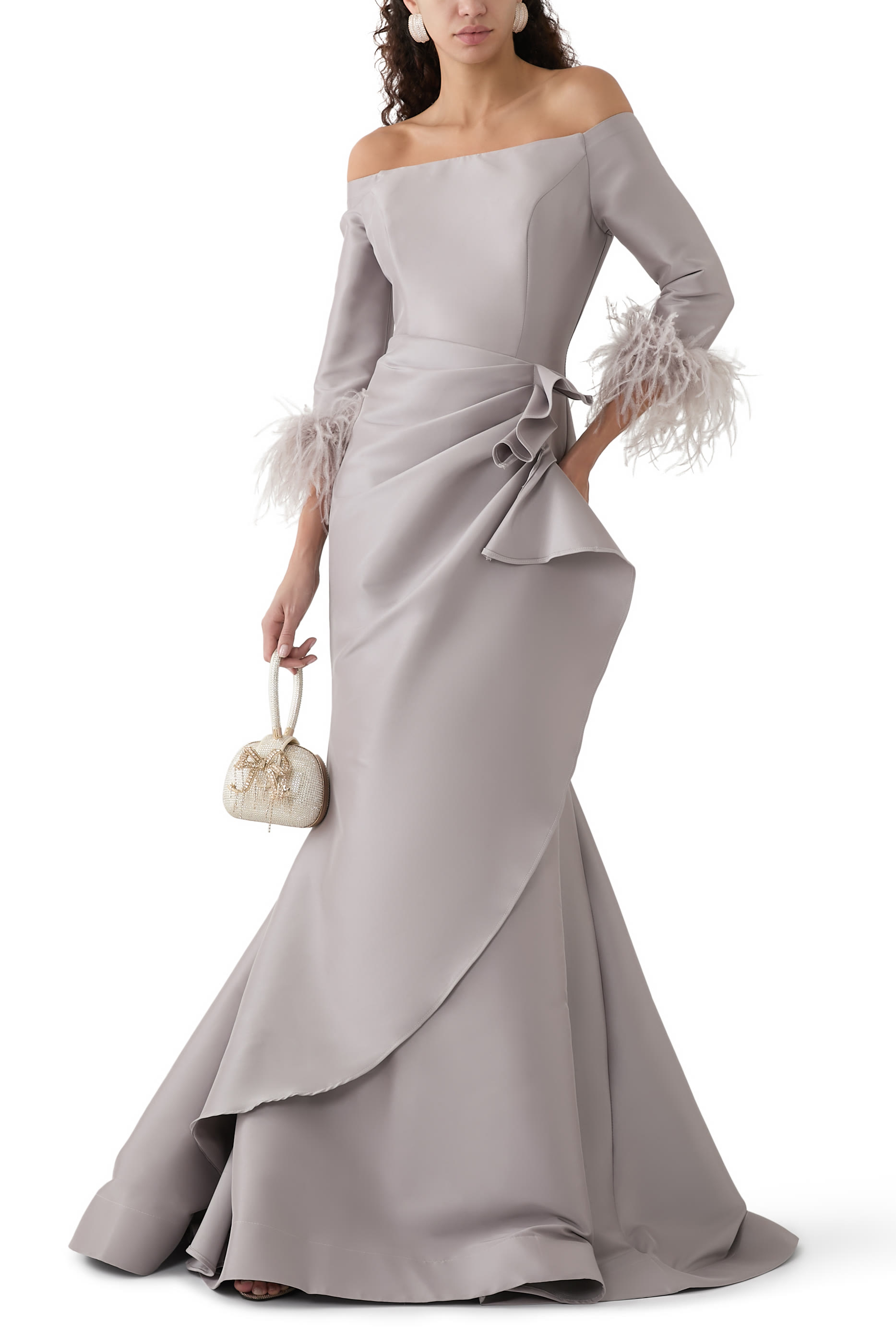 فستان بأكتاف متساقطة