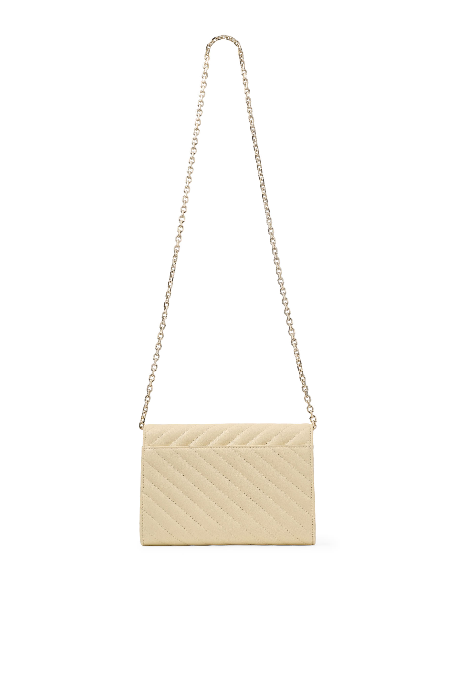 كلاتش بتصميم منحنى بشعار الماركة