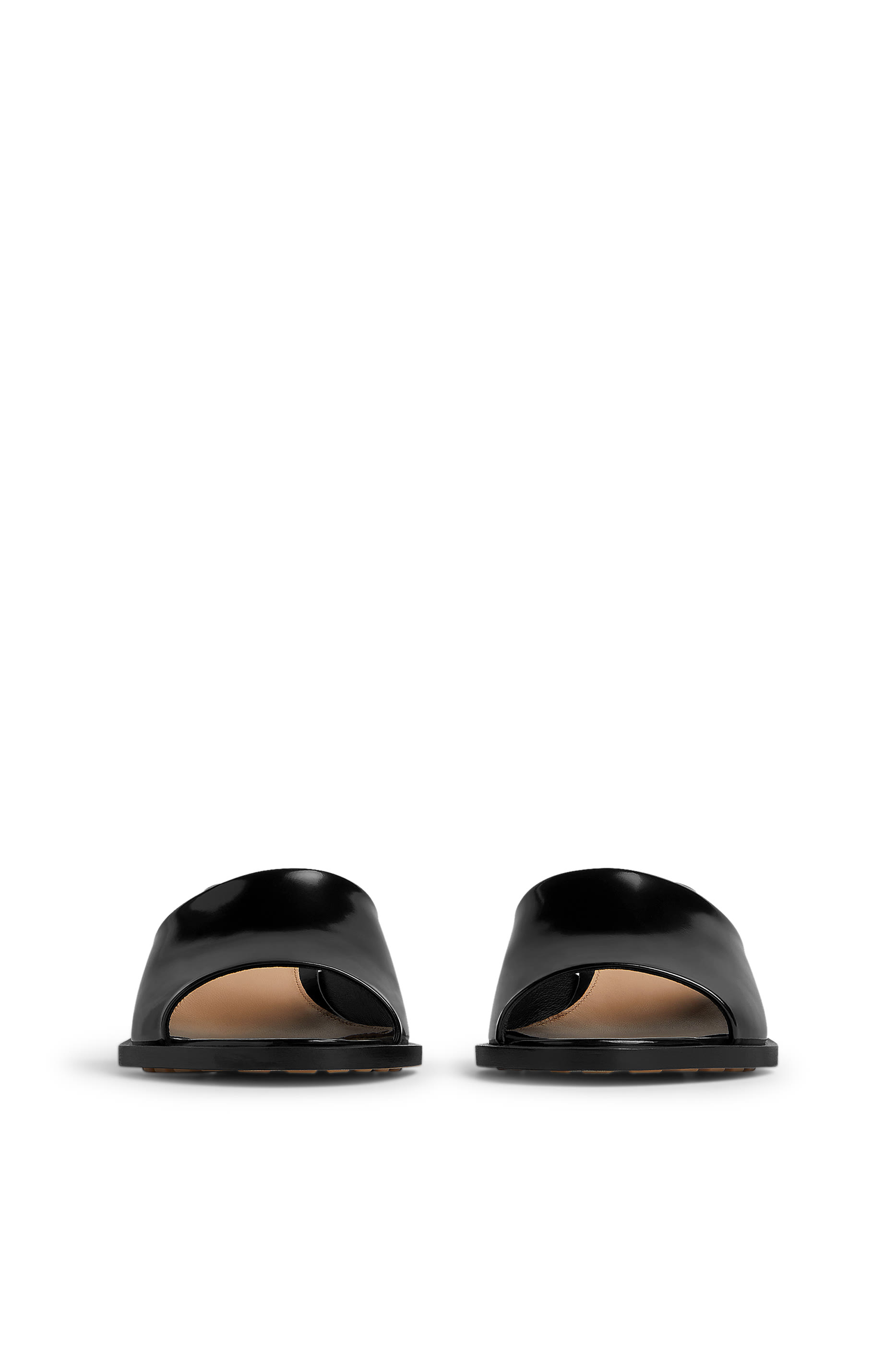 حذاء تشا تشا مفتوح من الخلف جلد