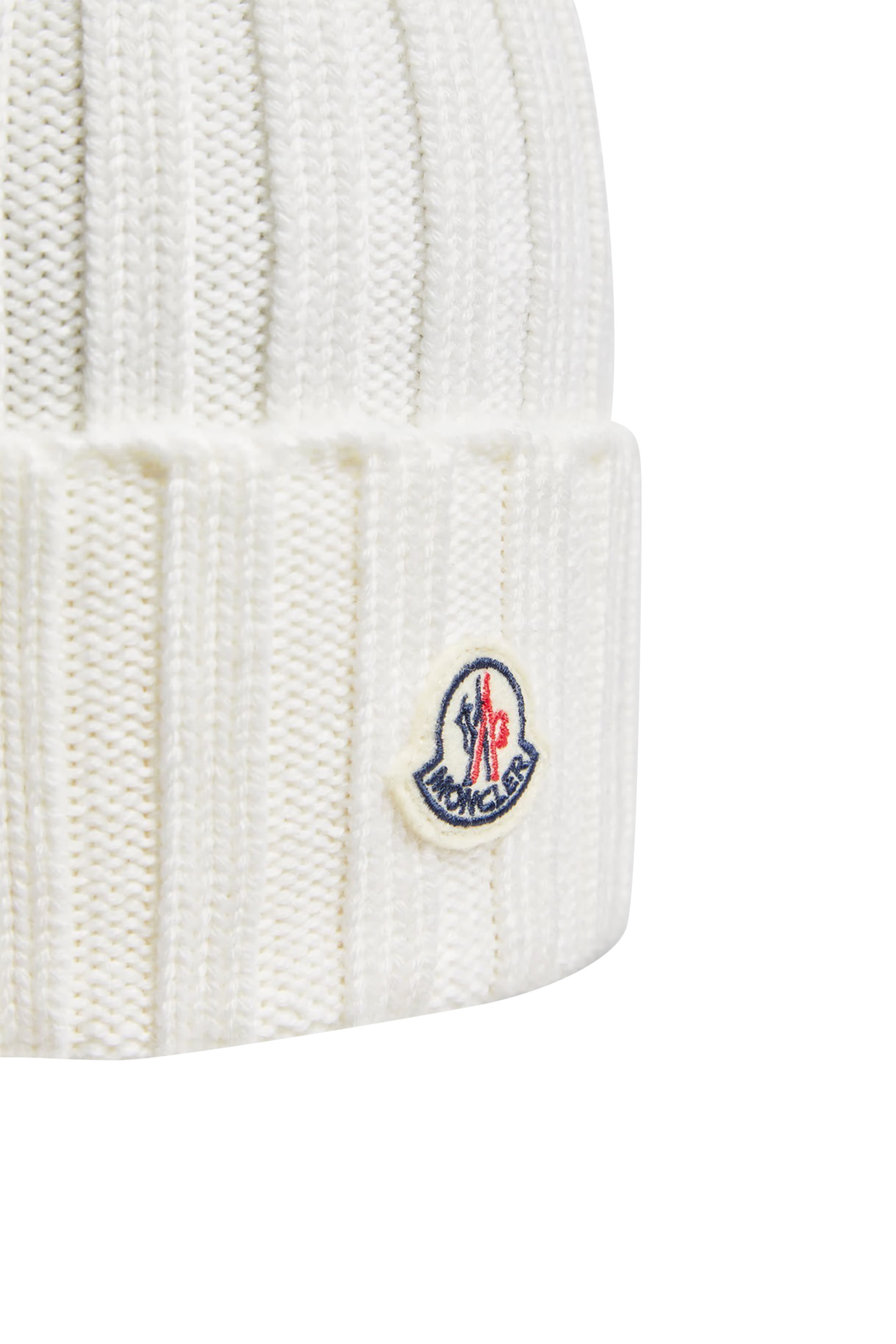 قبعة بيني بشعار الماركة بزخارف بوم بوم