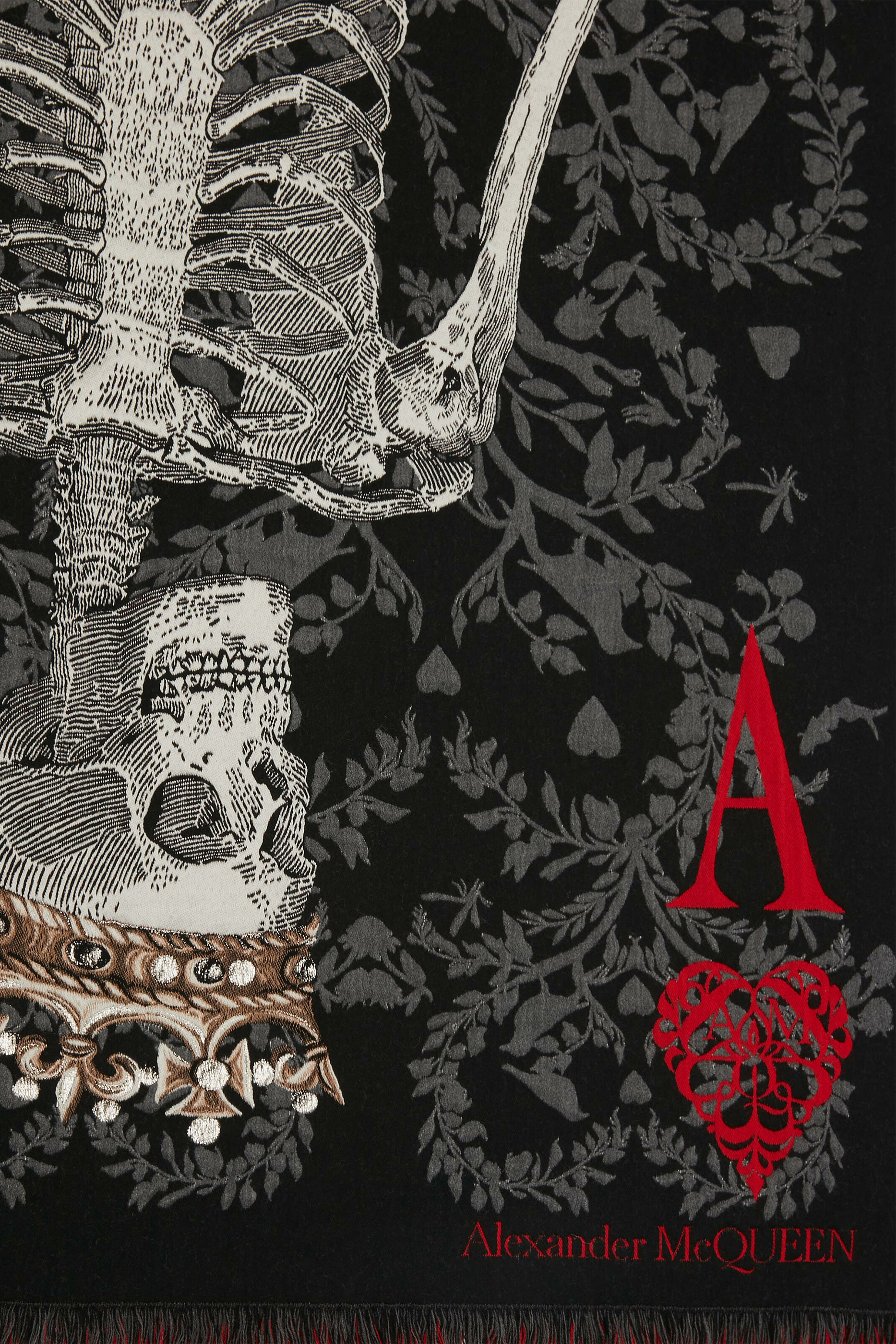 وشاح بطبعة هيكل عظمي وقلوب