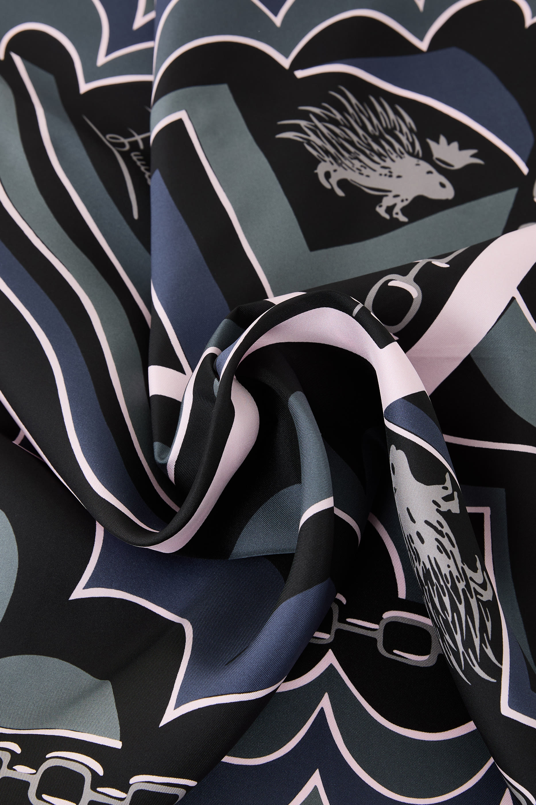 وشاج مربع بطبعة إستريتشي حرير