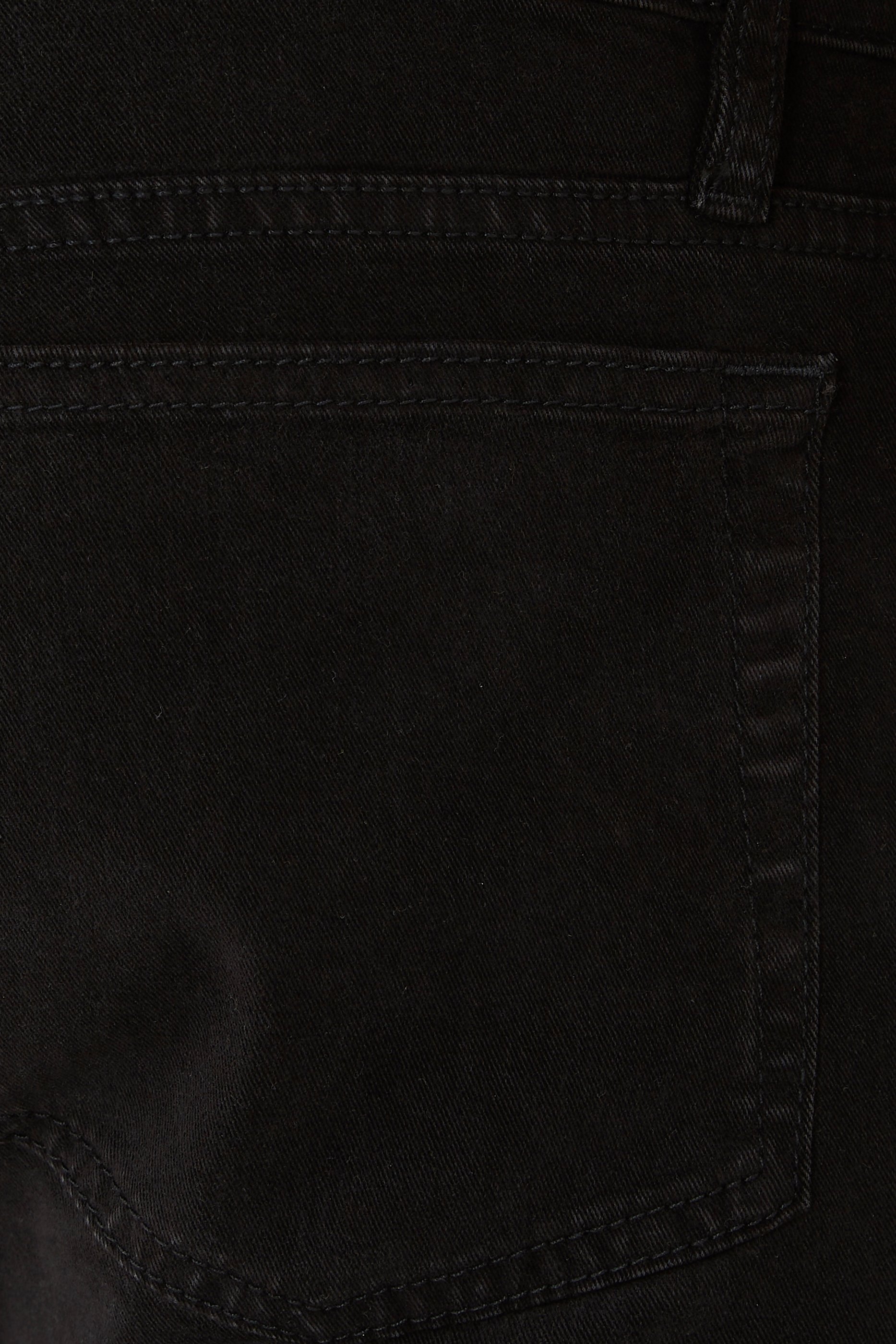 بنطال جينز لوم بقصة ضيقة