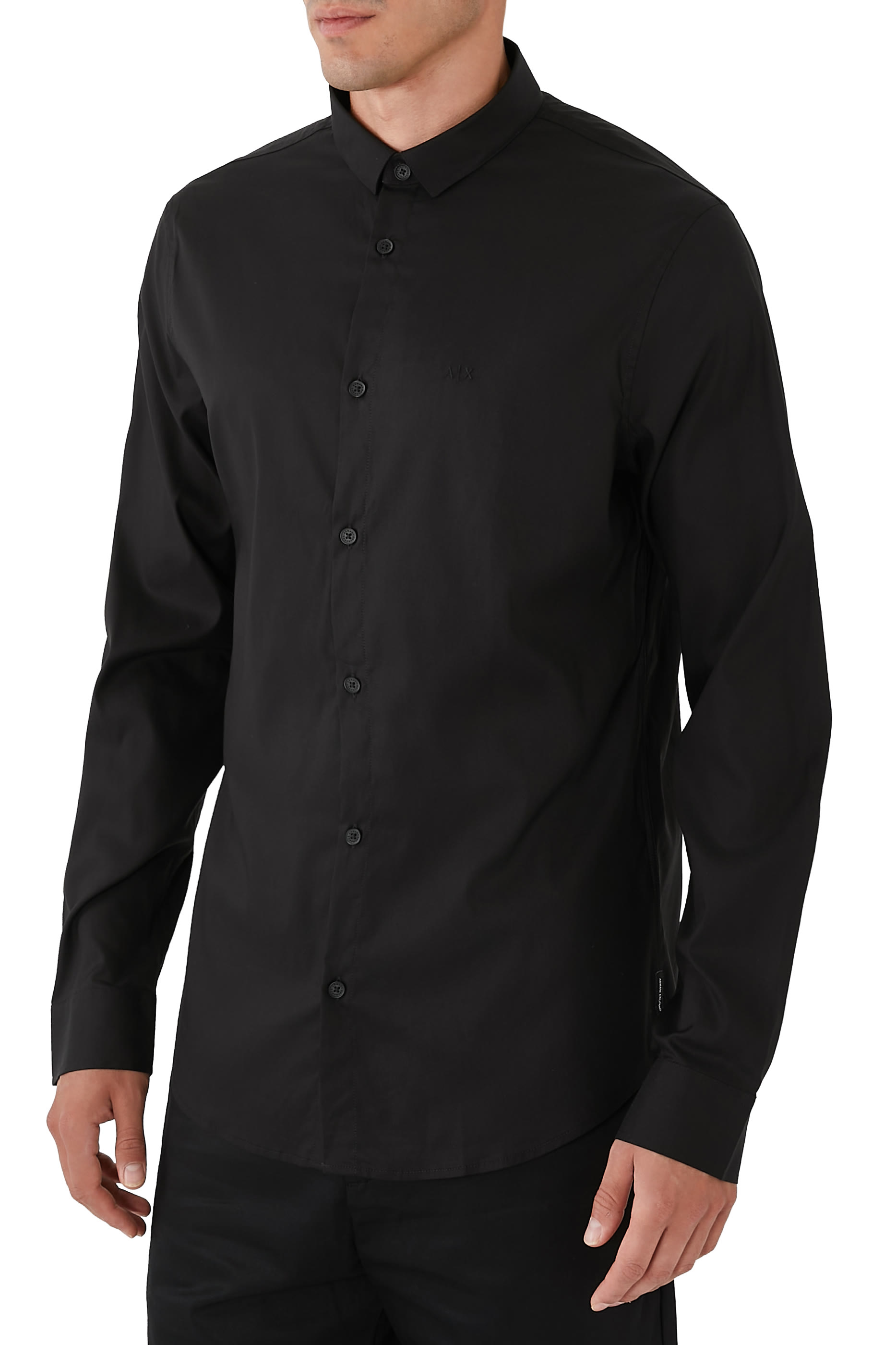 قميص بقصة ضيقة وشعار الماركة