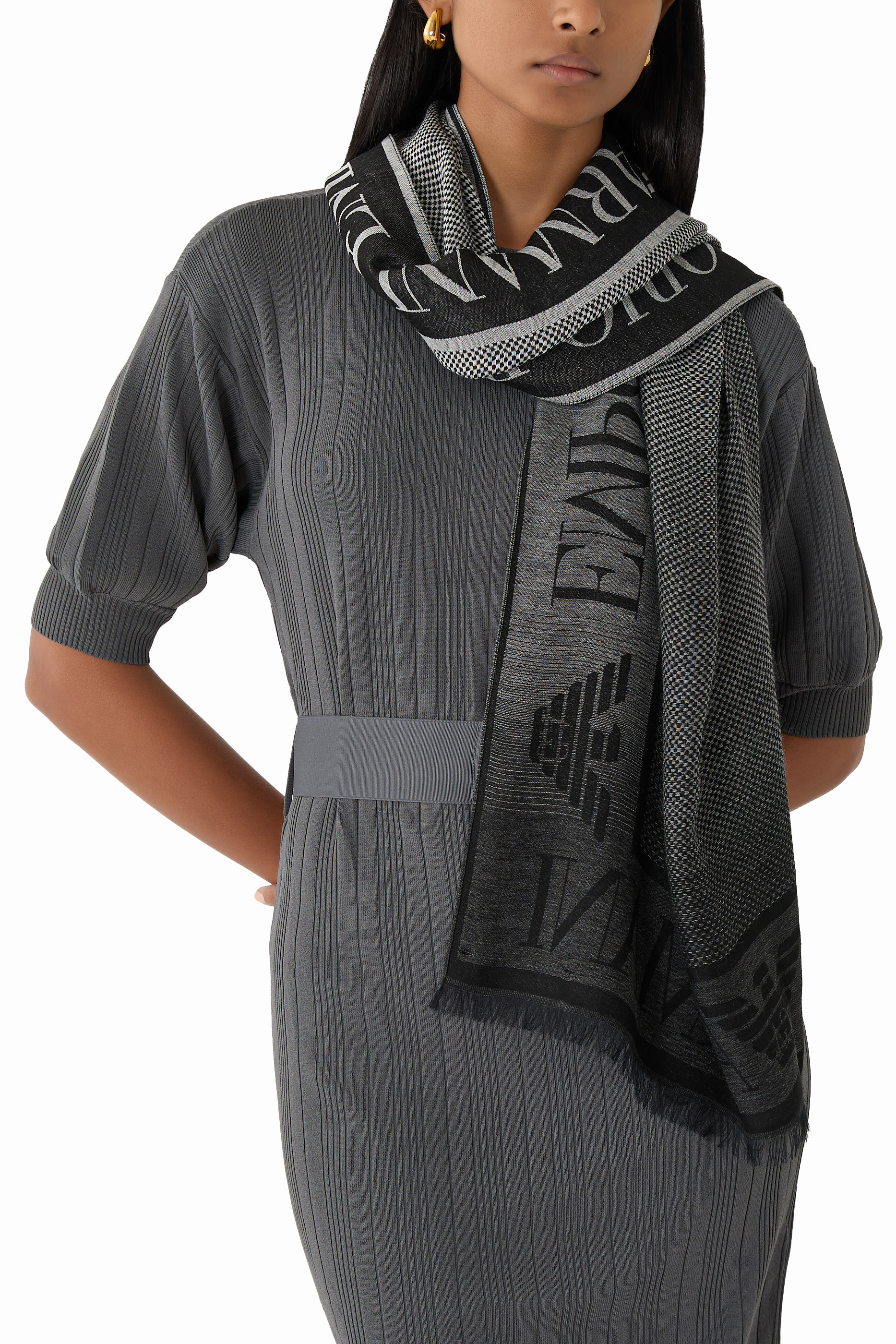 وشاح بشعار الماركة صوف