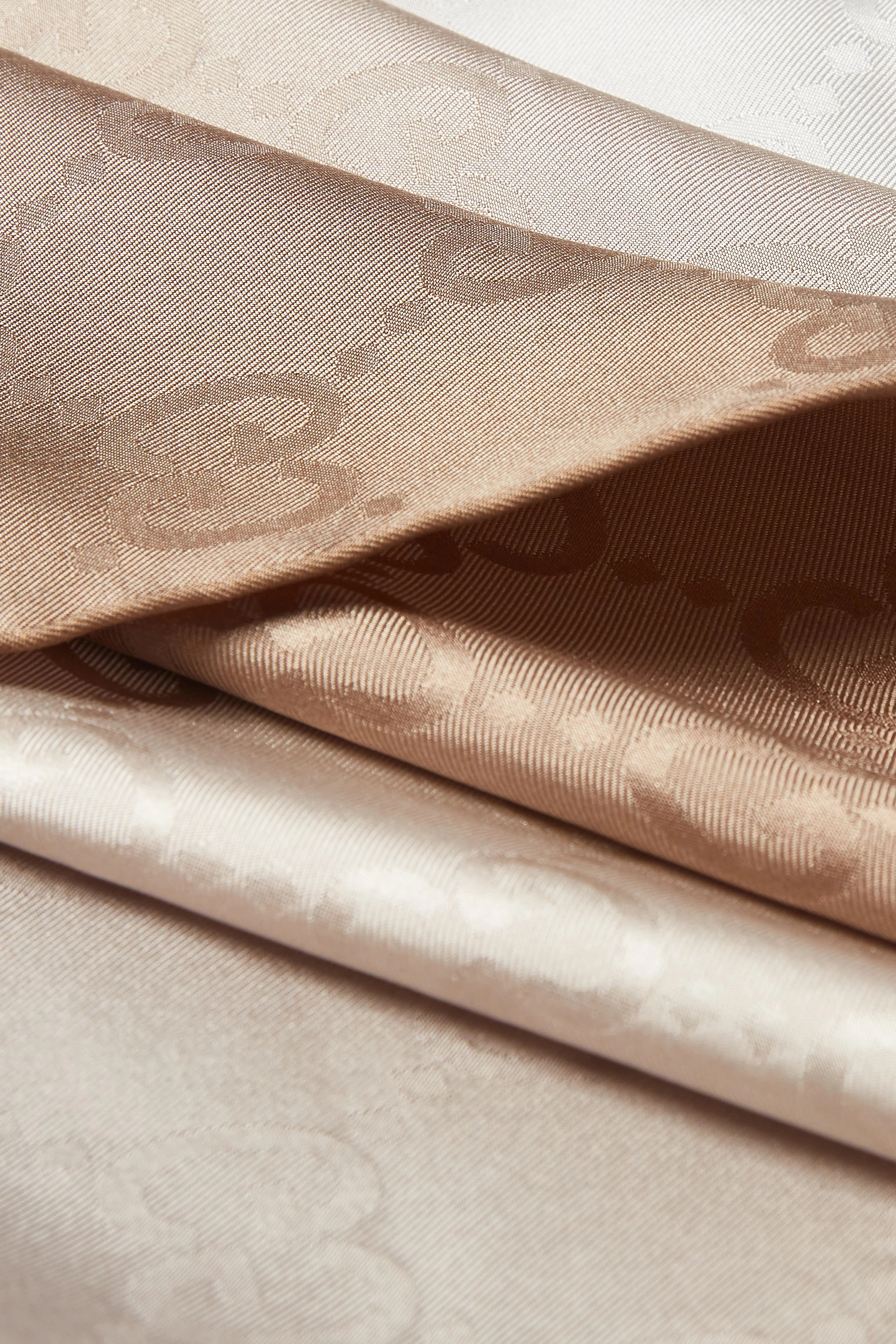 وشاح بنقشة حرفي شعار الماركة حرير جاكار