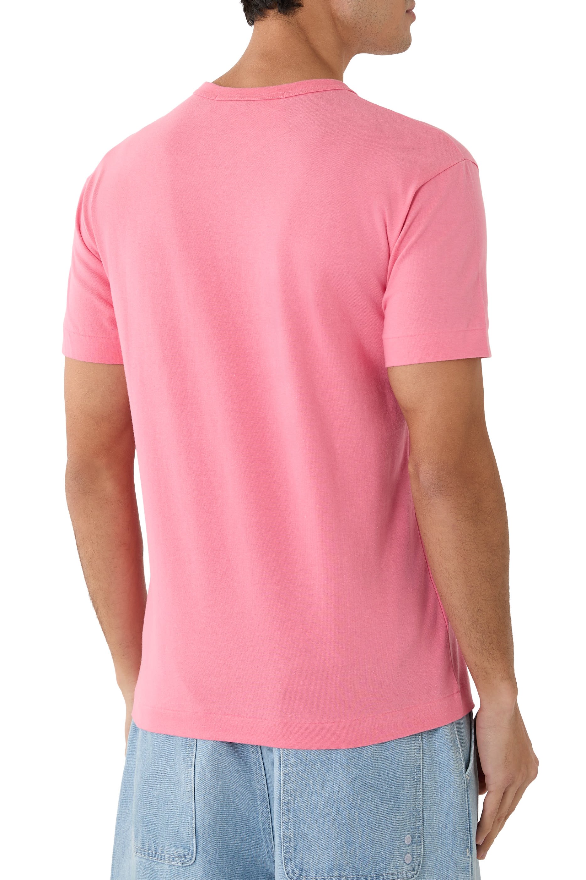 تيشيرت بلاي برقعة قلب باللون الأحمر