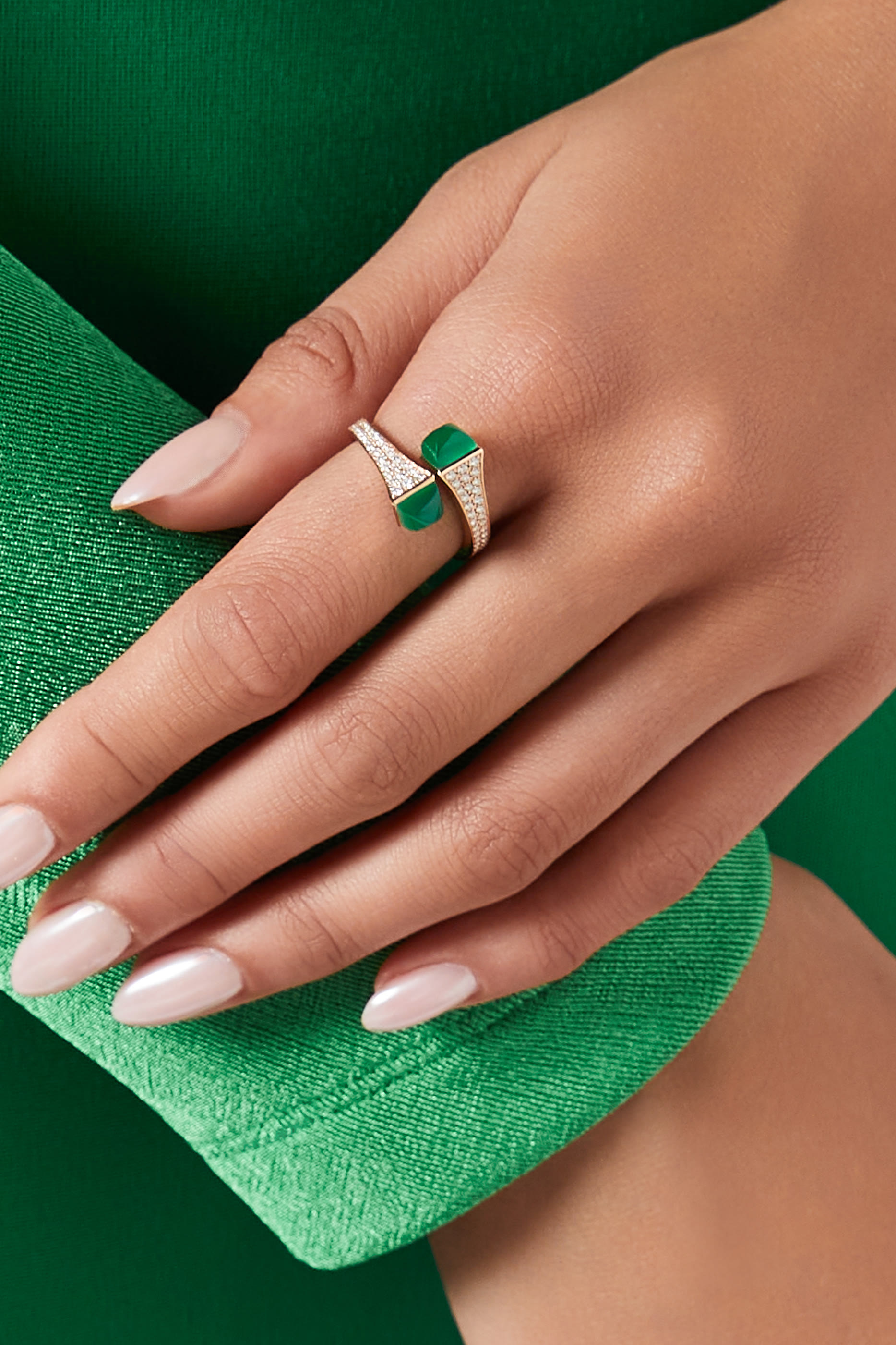 خاتم كليو رفيع مرصع بالماس والعقيق الأخضر ذهب وردي عيار 18