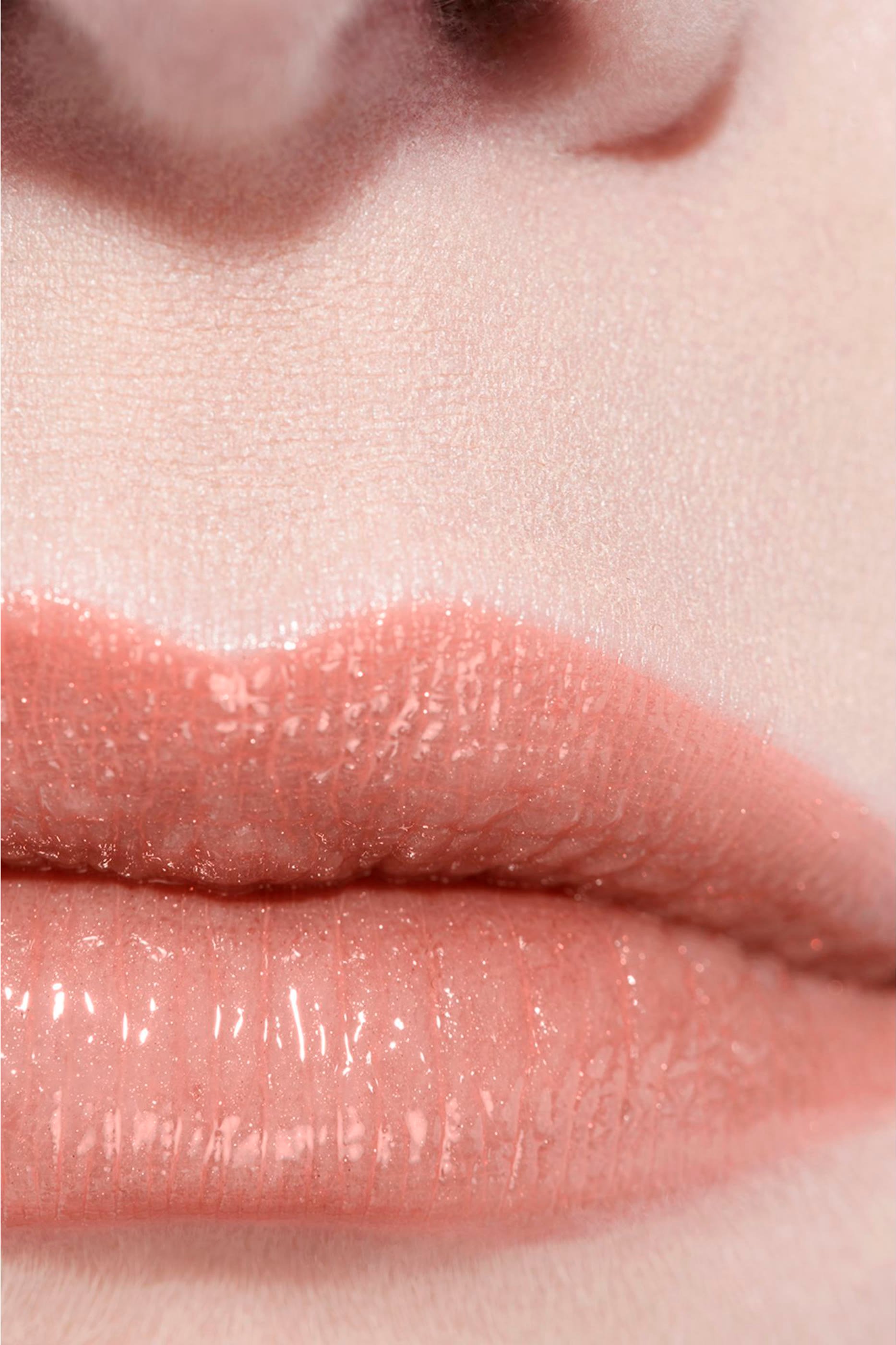 مرطب شفاه ملون Chanel Rouge Coco Baume Shine Hydrating Beautifying