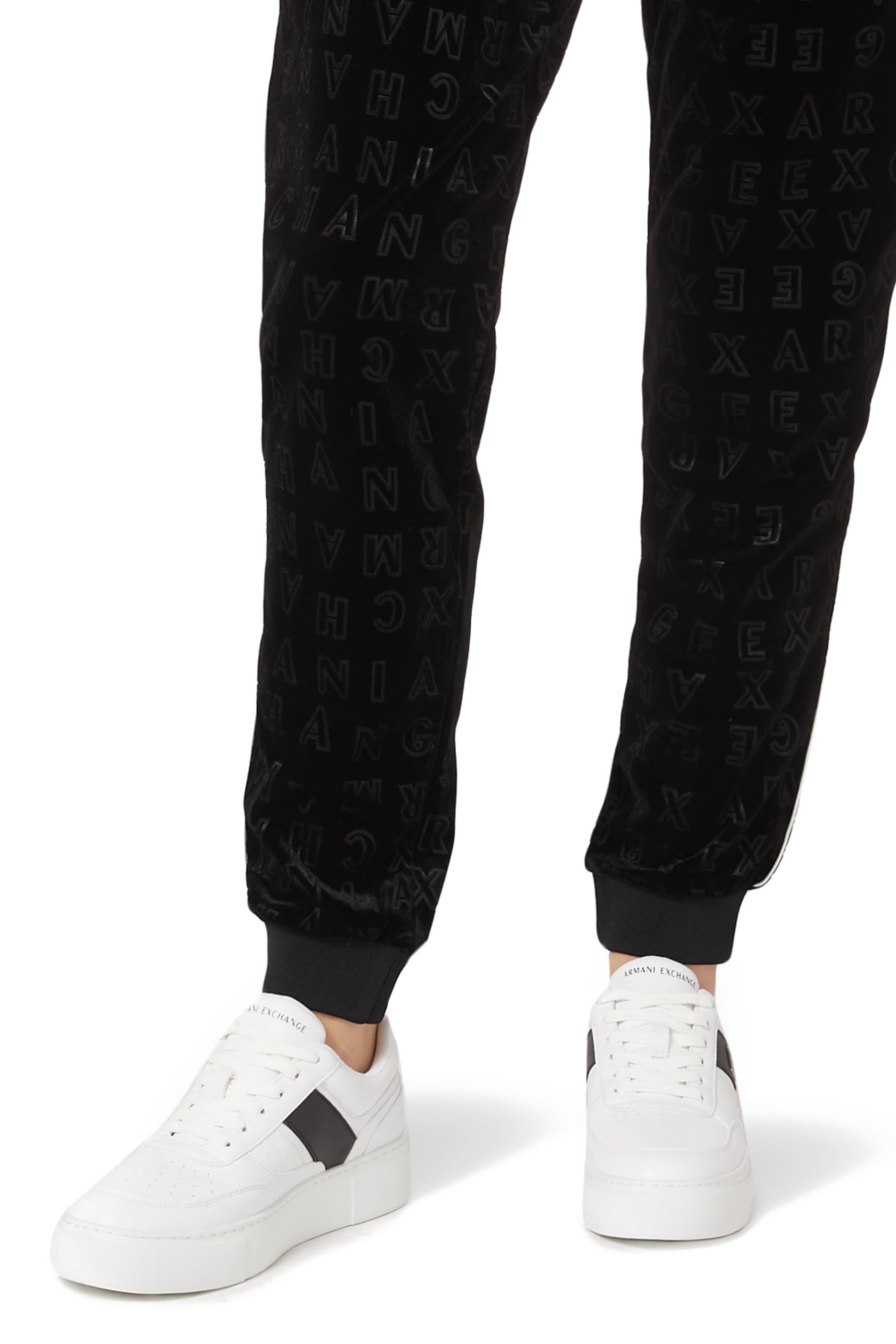 سنيكرز كيرت بشعار حرفي الماركة جلد صناعي