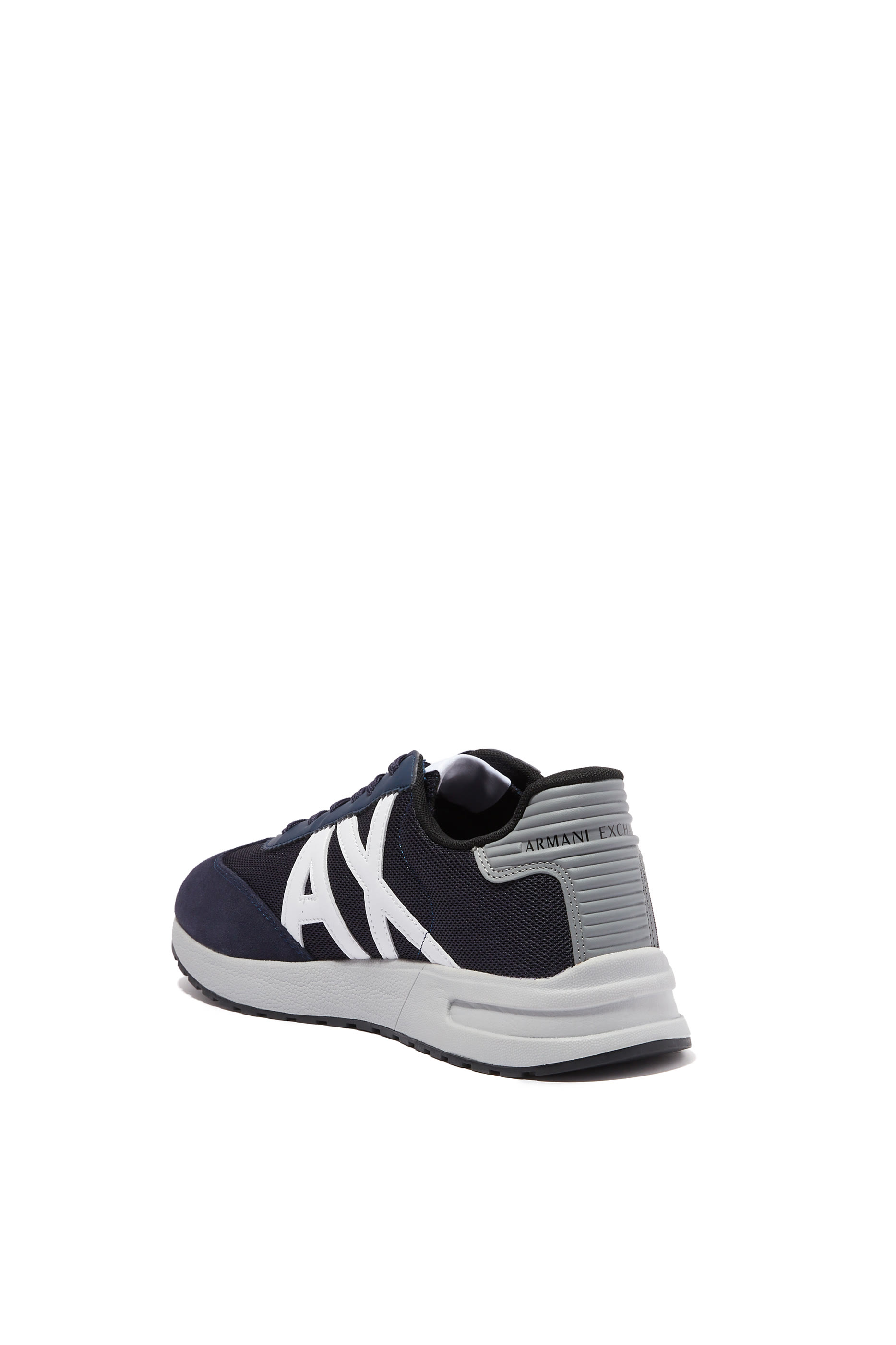 سنيكرز بكاحل منخفض وشعار الماركة