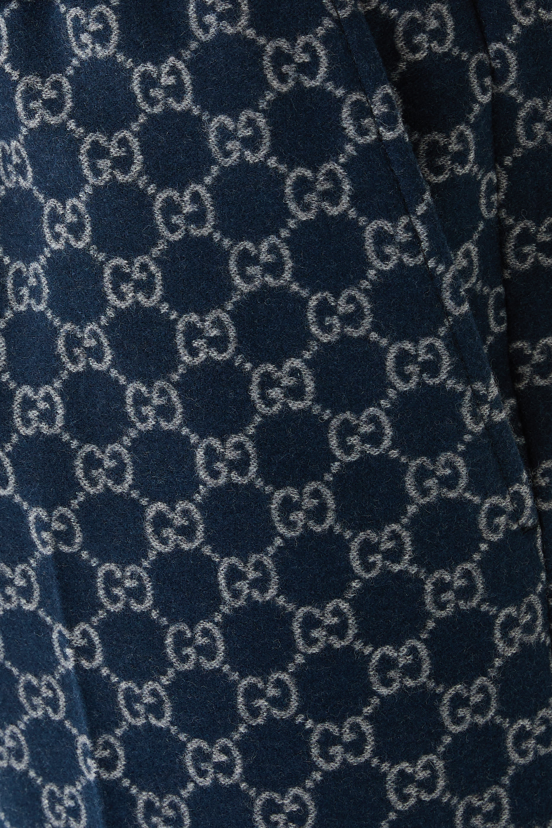 بنطال بنقشة مربعات وشعار الماركة