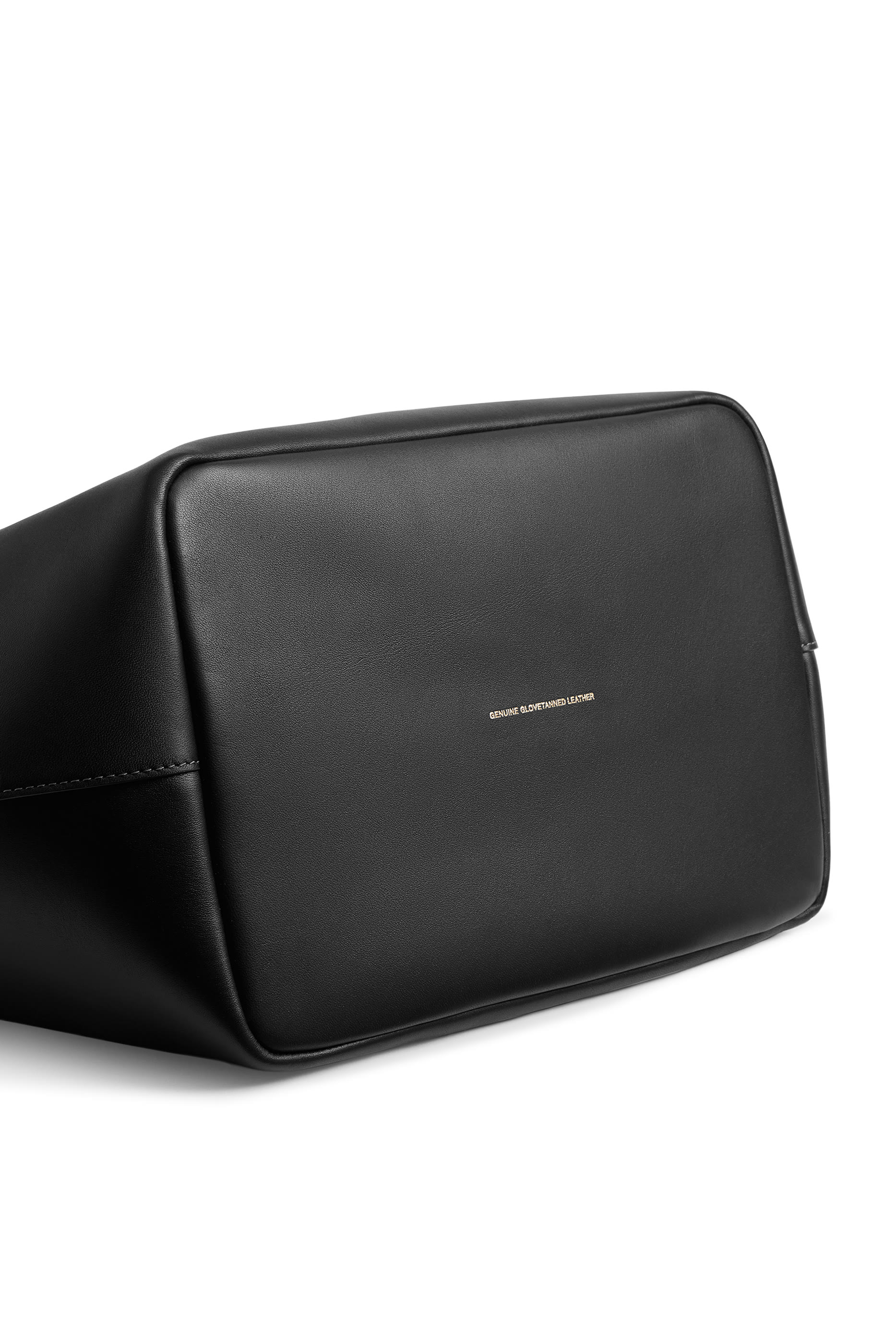 حقيبة 27 بإطار بقفل متداخل