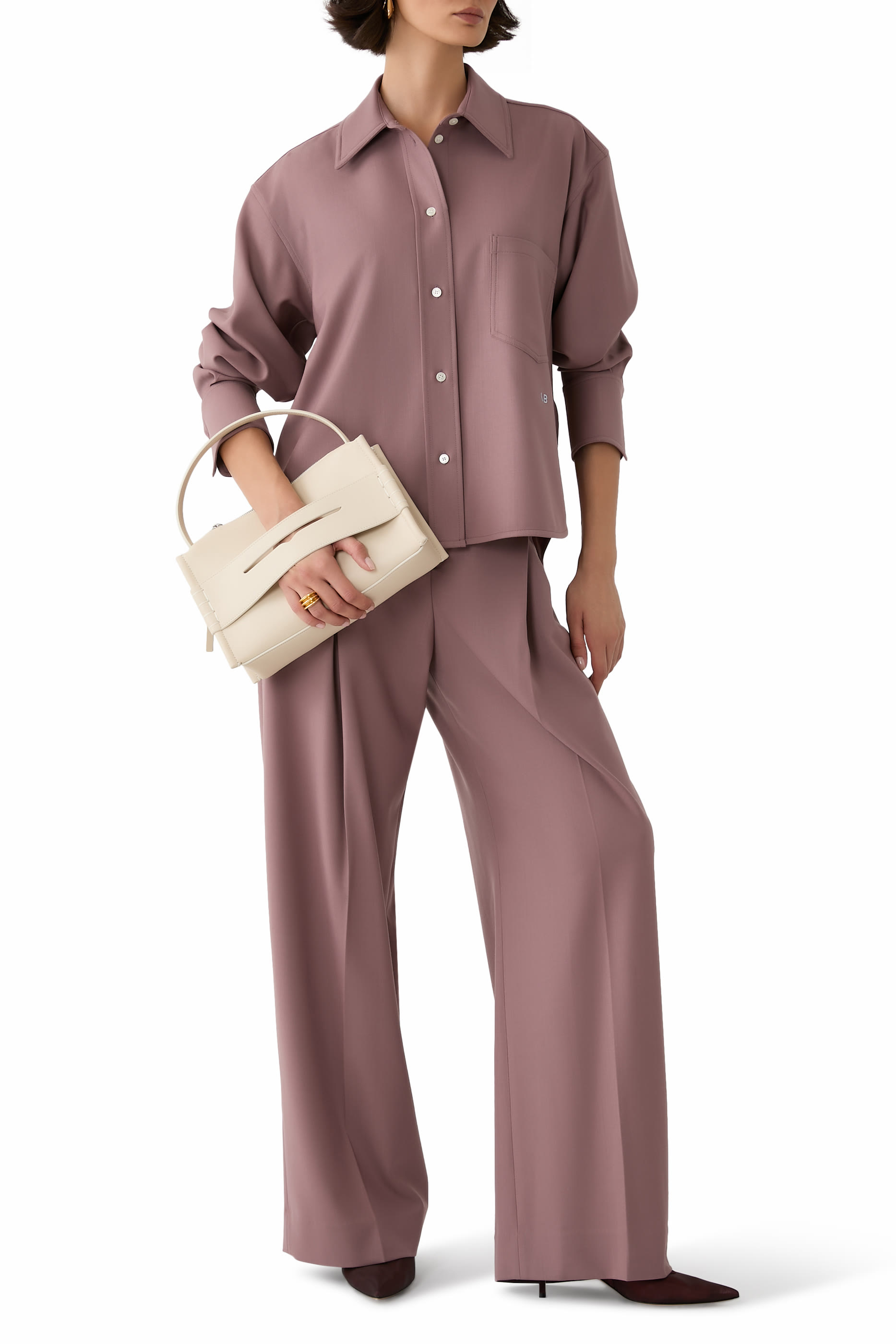 قميص قصير بأكمام طويلة