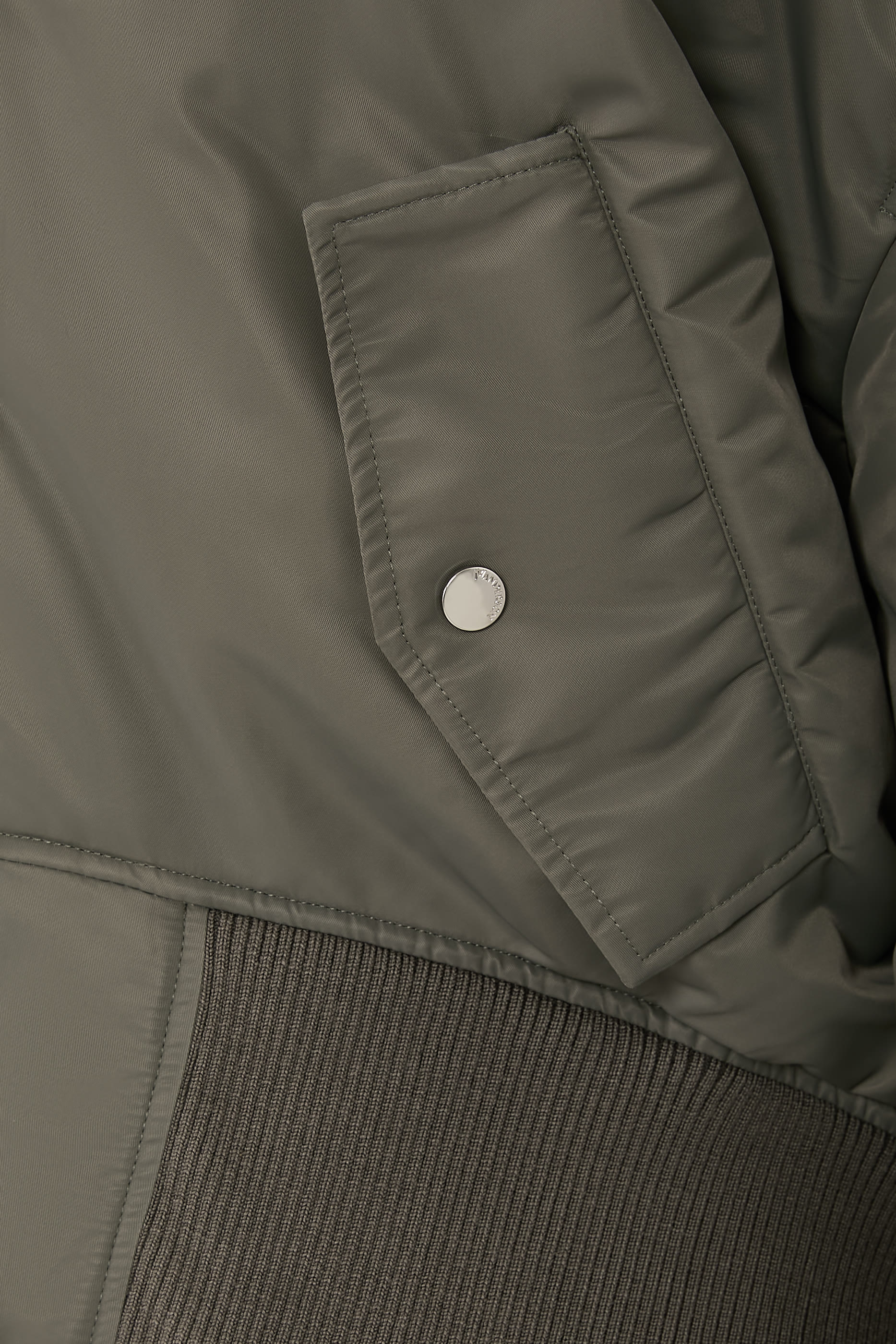 جاكيت بومبر بقصة فضفاضة وحافة مقوسة