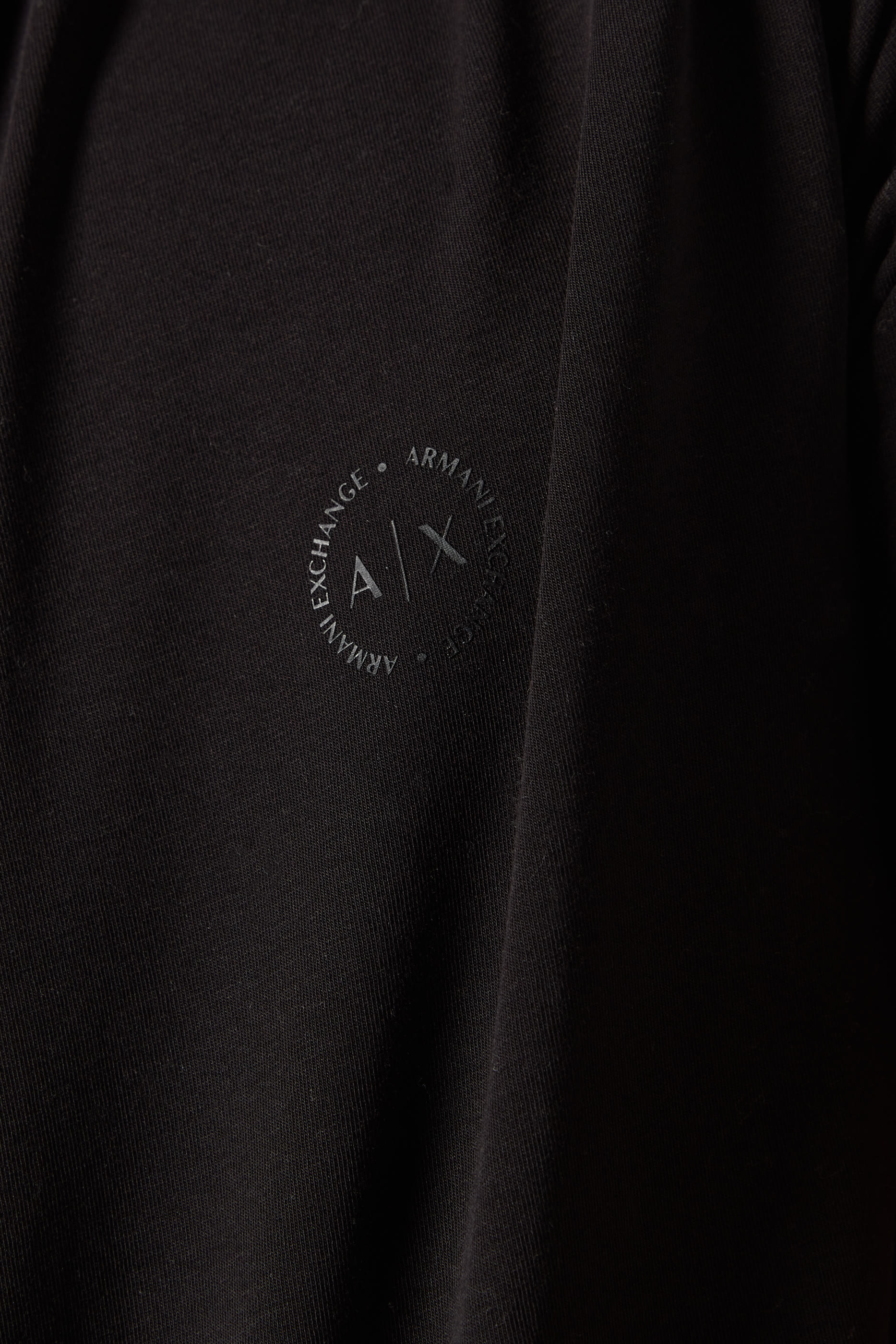 تيشيرت بشعار الماركة بتصميم دائري