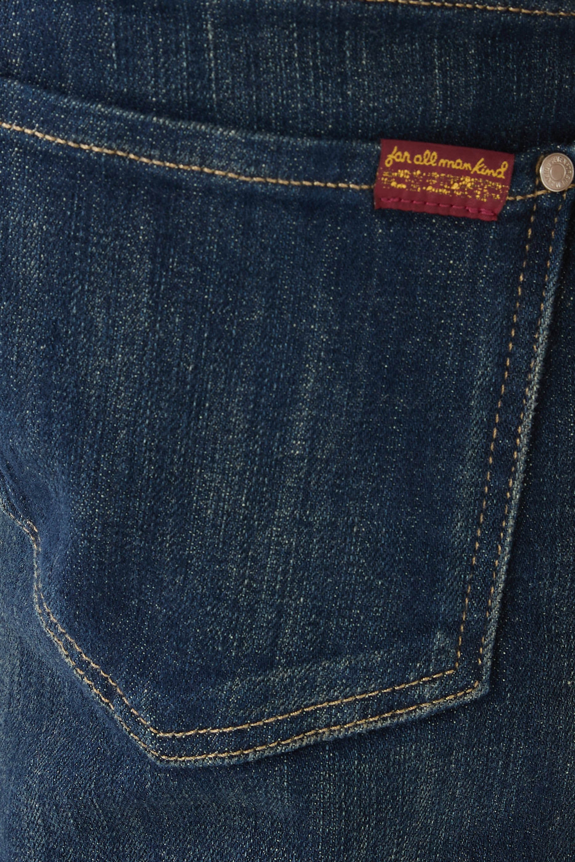 بنطال جينز بقصة ضيقة