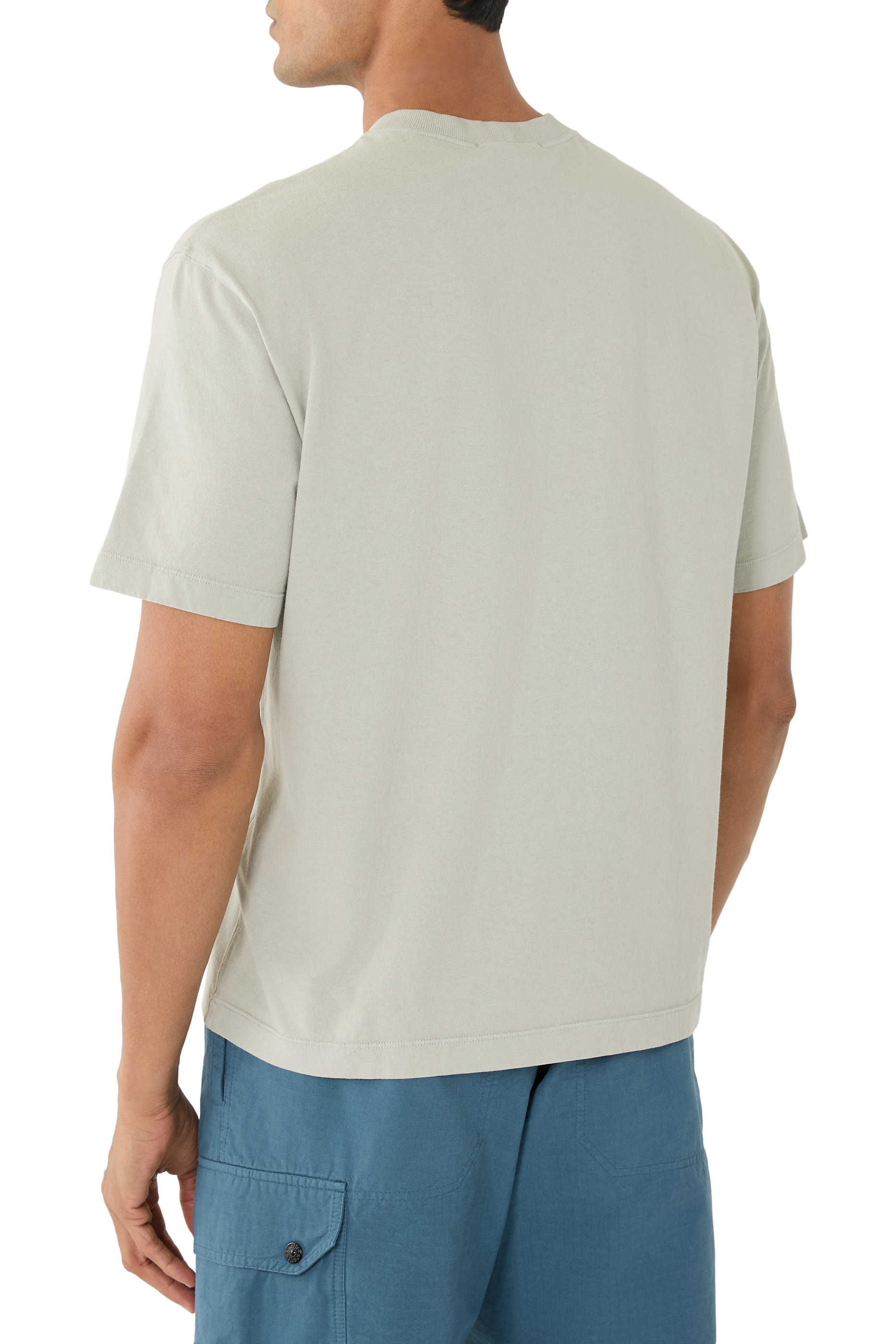 تيشيرت بأكمام قصيرة ورقعة شعار الماركة