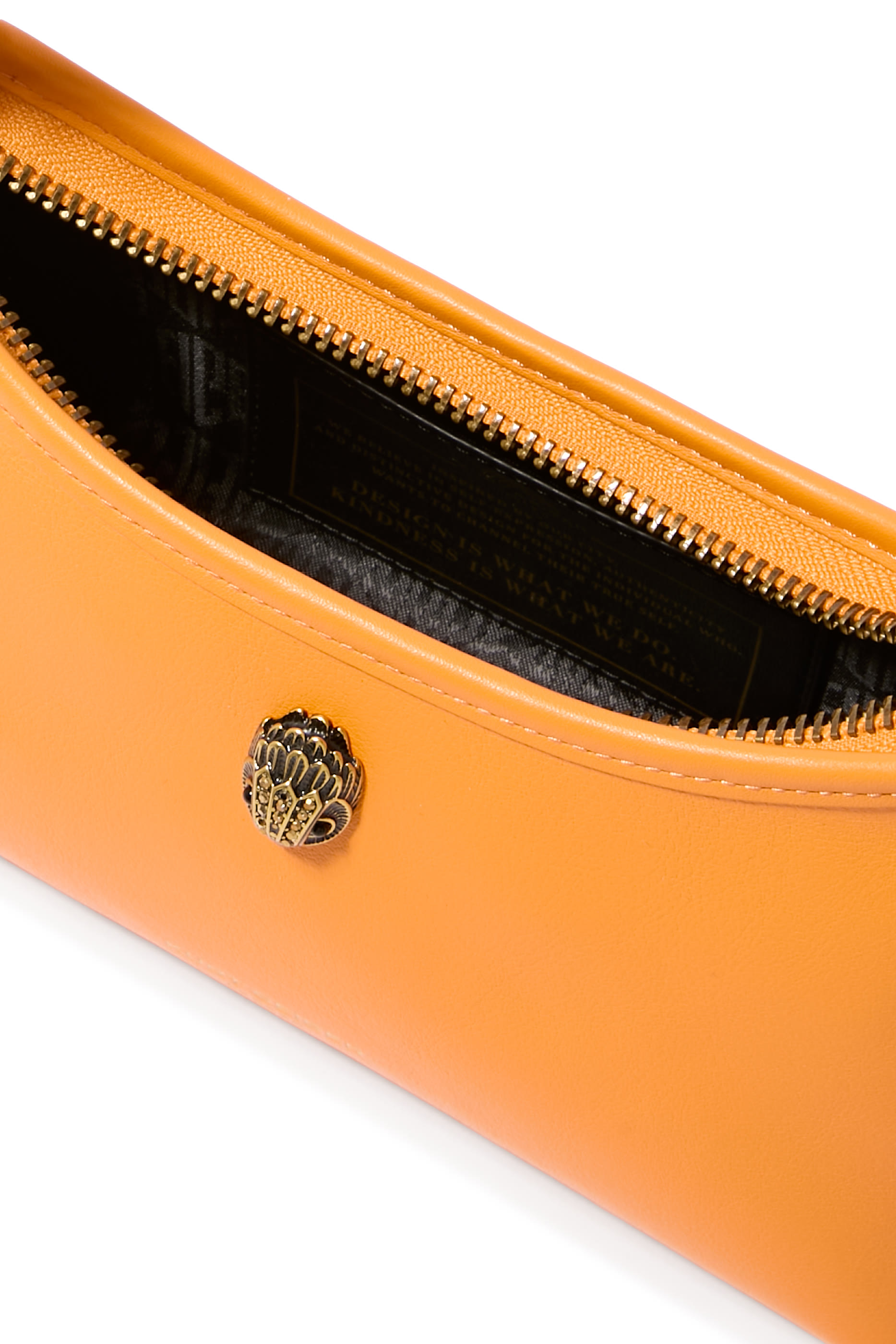 حقيبة بحمالة وشعار الماركة