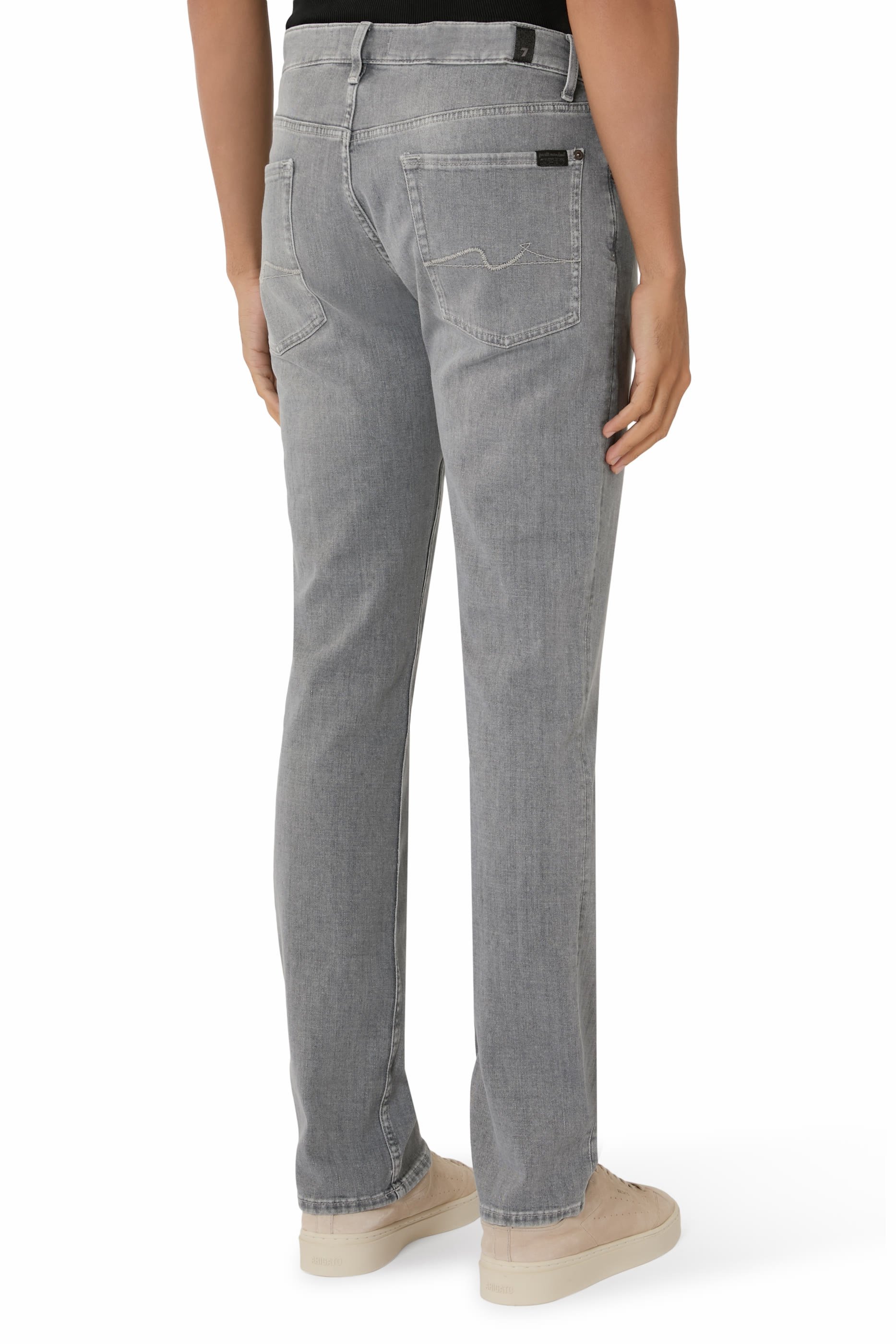 بنطال جينز بقصة ضيقة وشعار الماركة