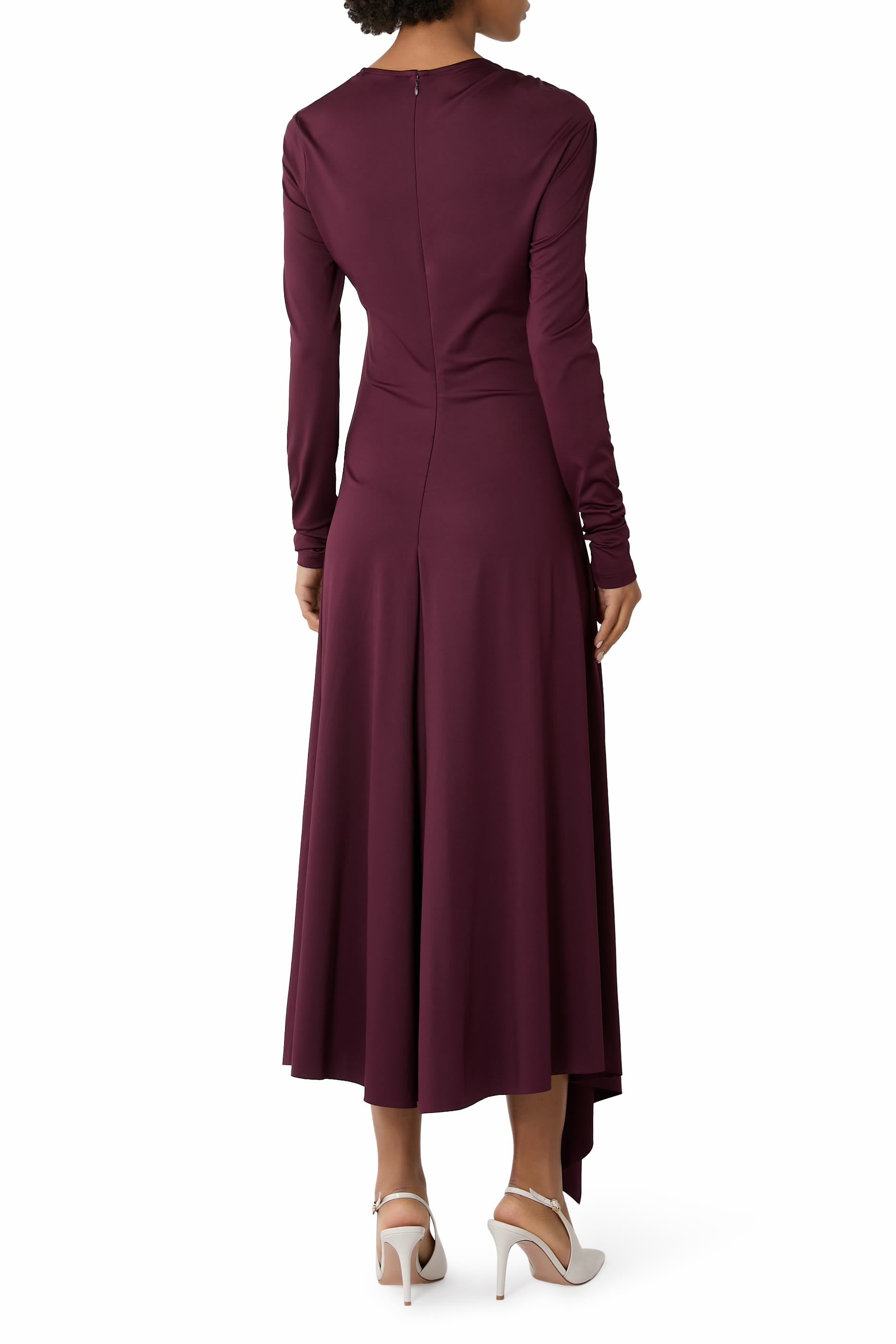 فستان بتفصيل ملفوف عند الأكتاف