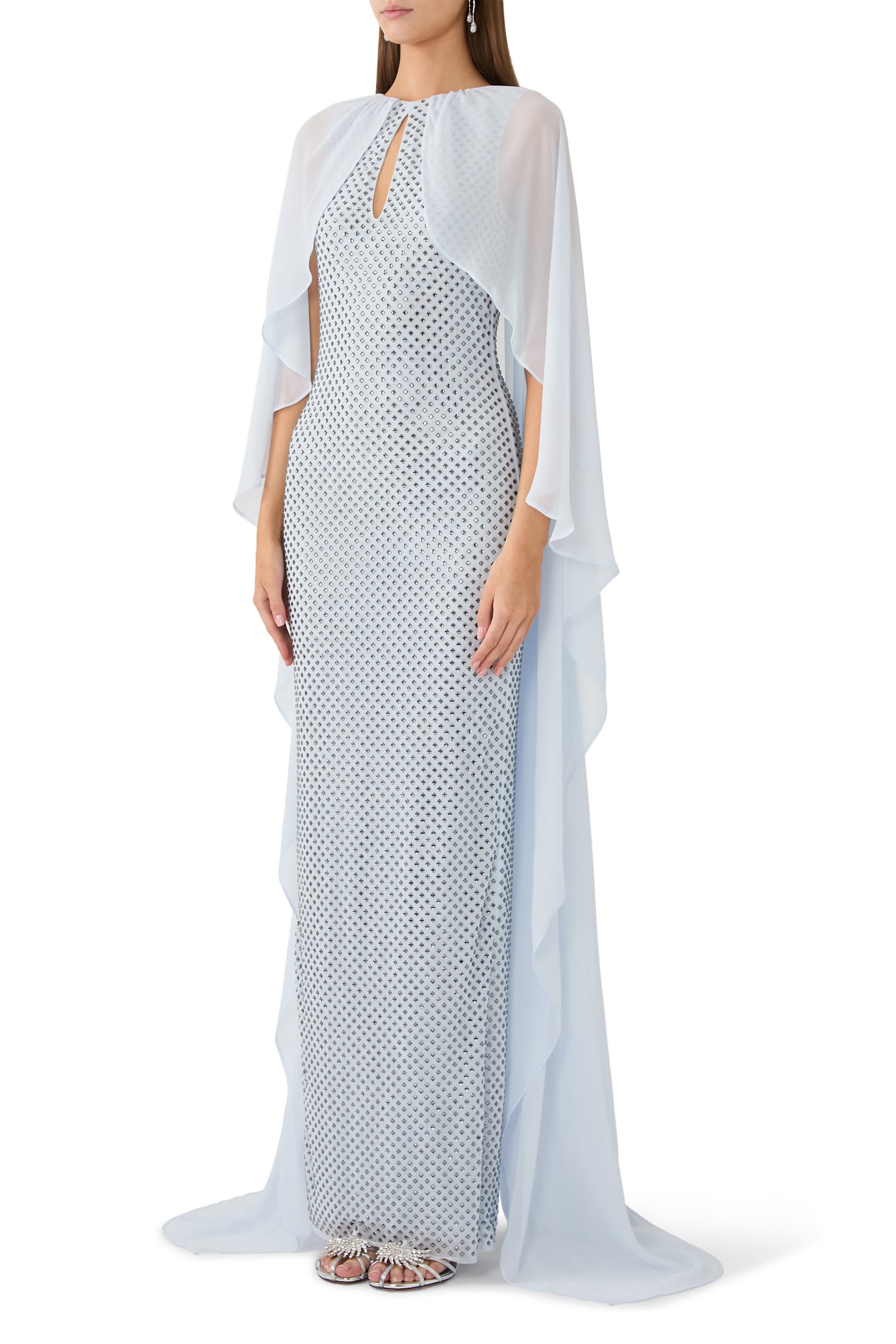 فستان طويل بكاب مرصع بأحجار الراين