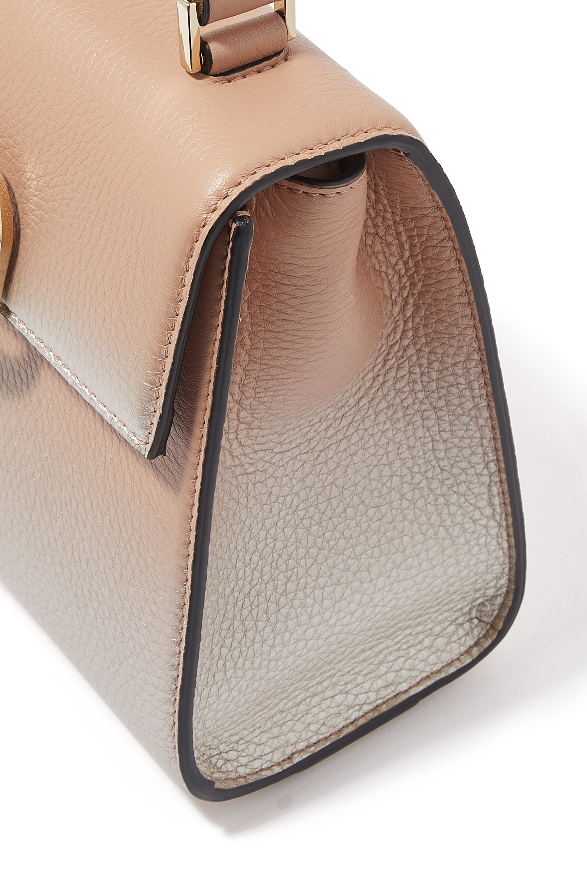 حقيبة صغيرة بيد علوية بشعار الماركة