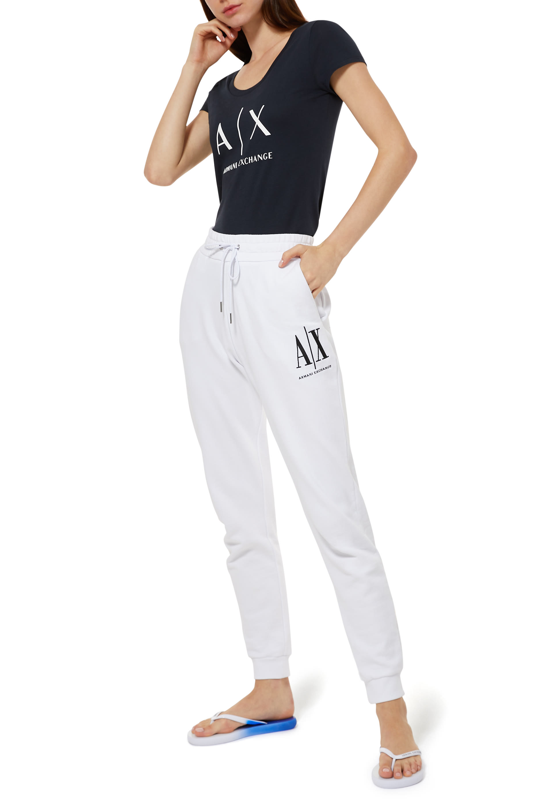 تي شيرت كلاسيكي بفتحة رقبة عميقة