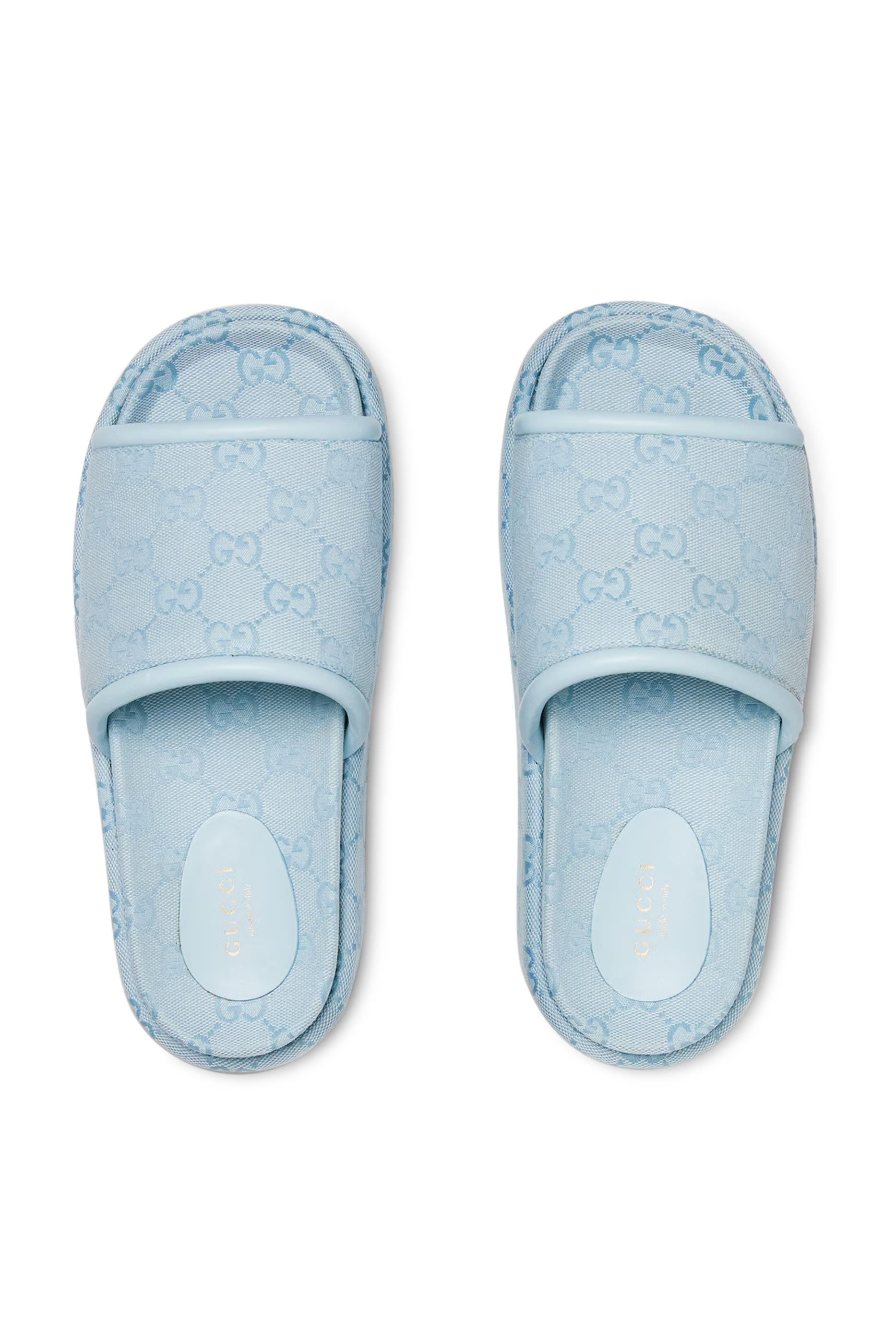 صندل بشعار حرفي الماركة بنعل سميك