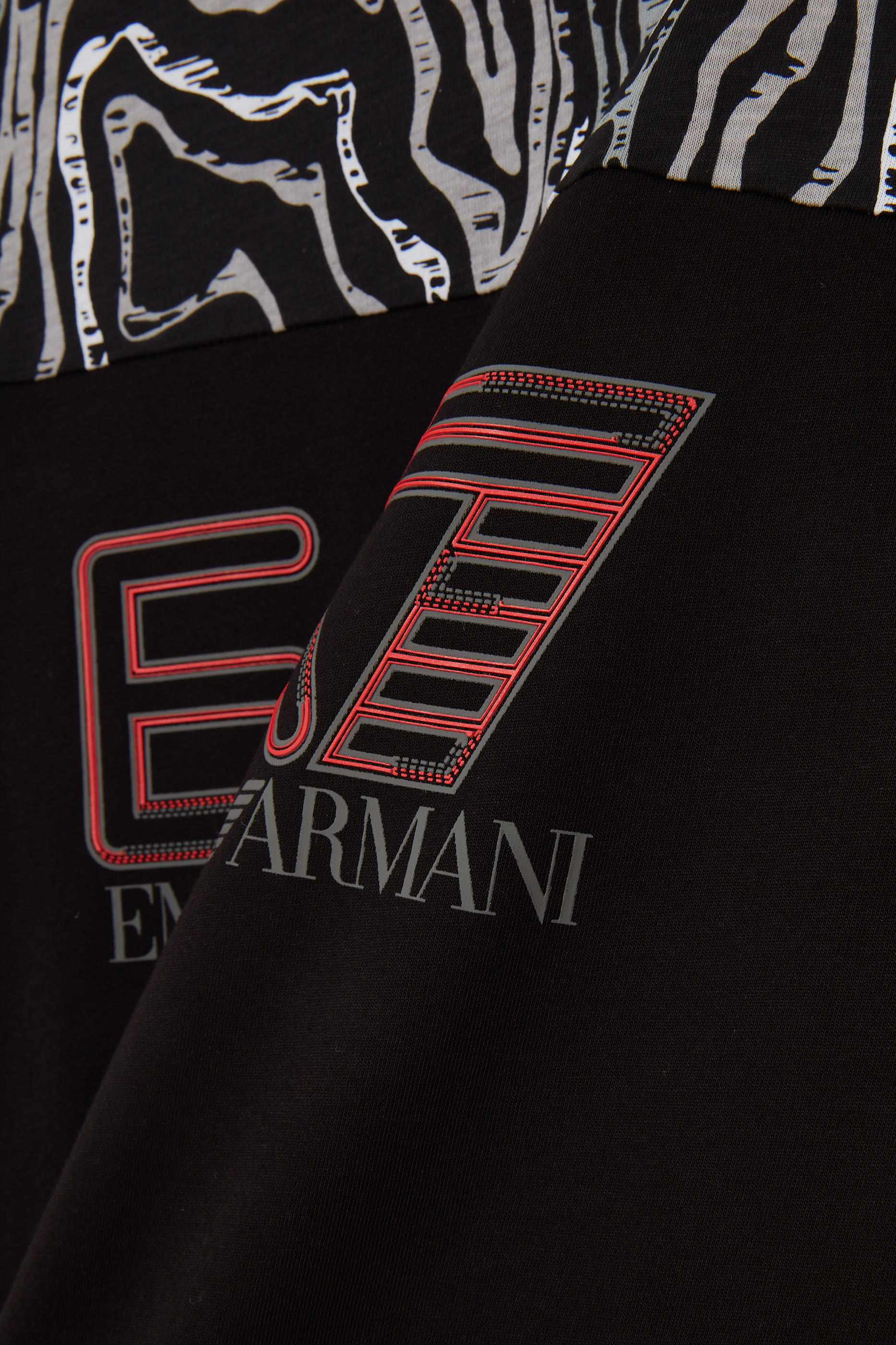 تيشيرت بشعار الماركة للأطفال