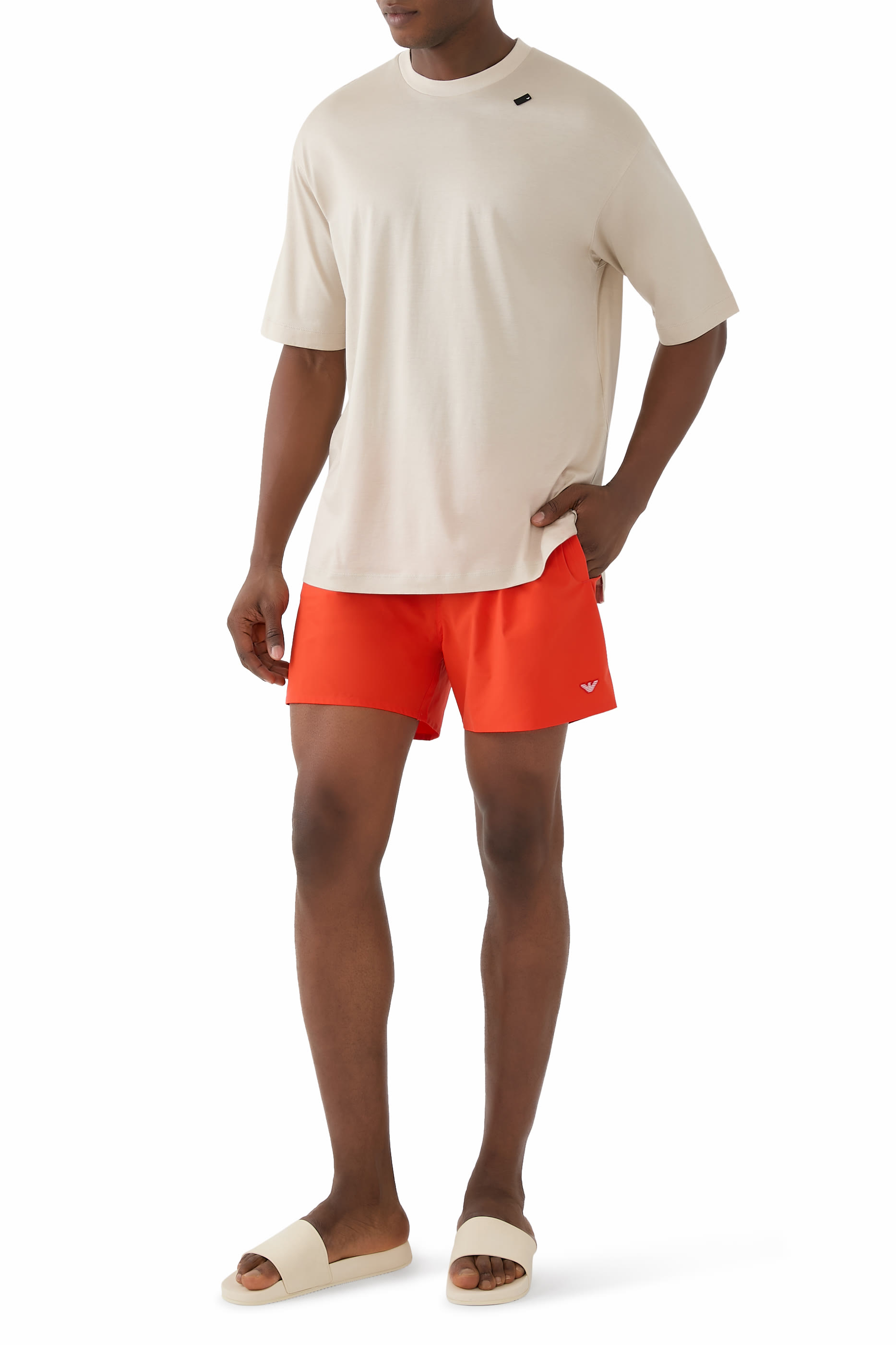 تيشيرت بقصة واسعة ورقعة شعار الماركة صغيرة