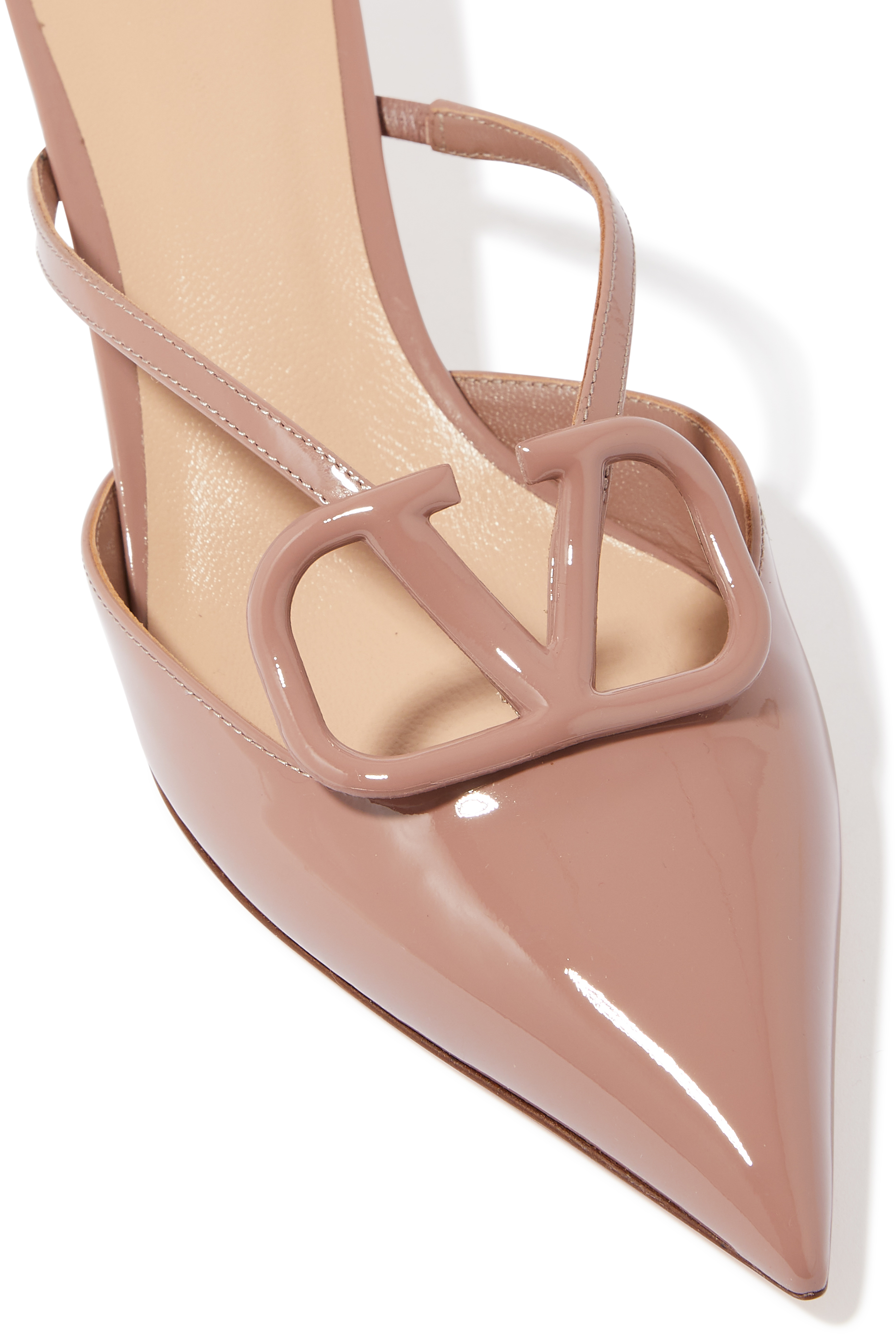 صندل بشعار حرف V