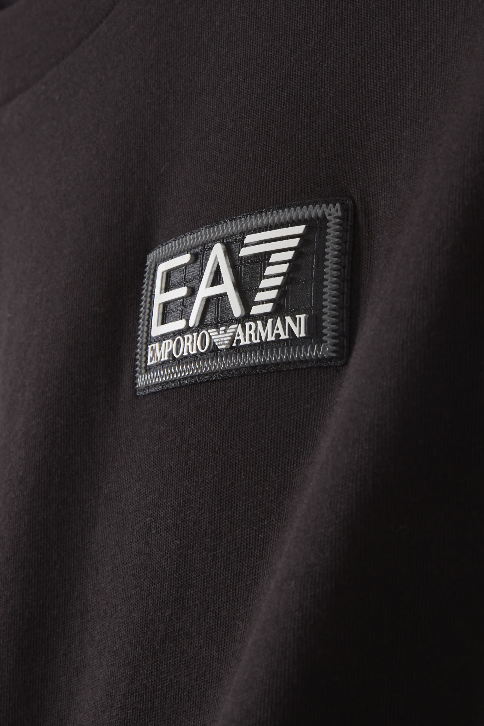 تيشيرت بشعار الماركة للأطفال