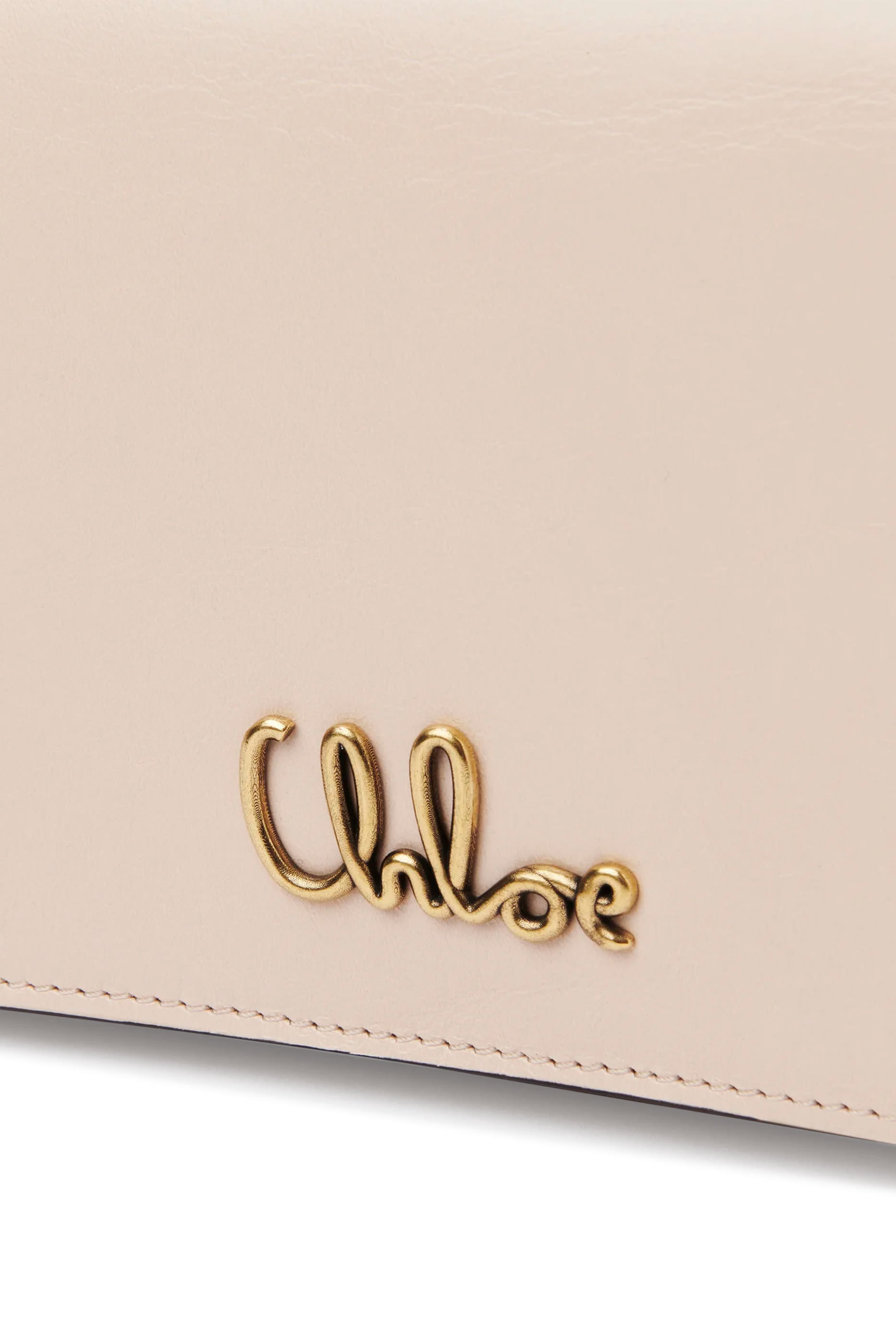 محفظة ايكونيك بغطاء قلاب وسلسلة