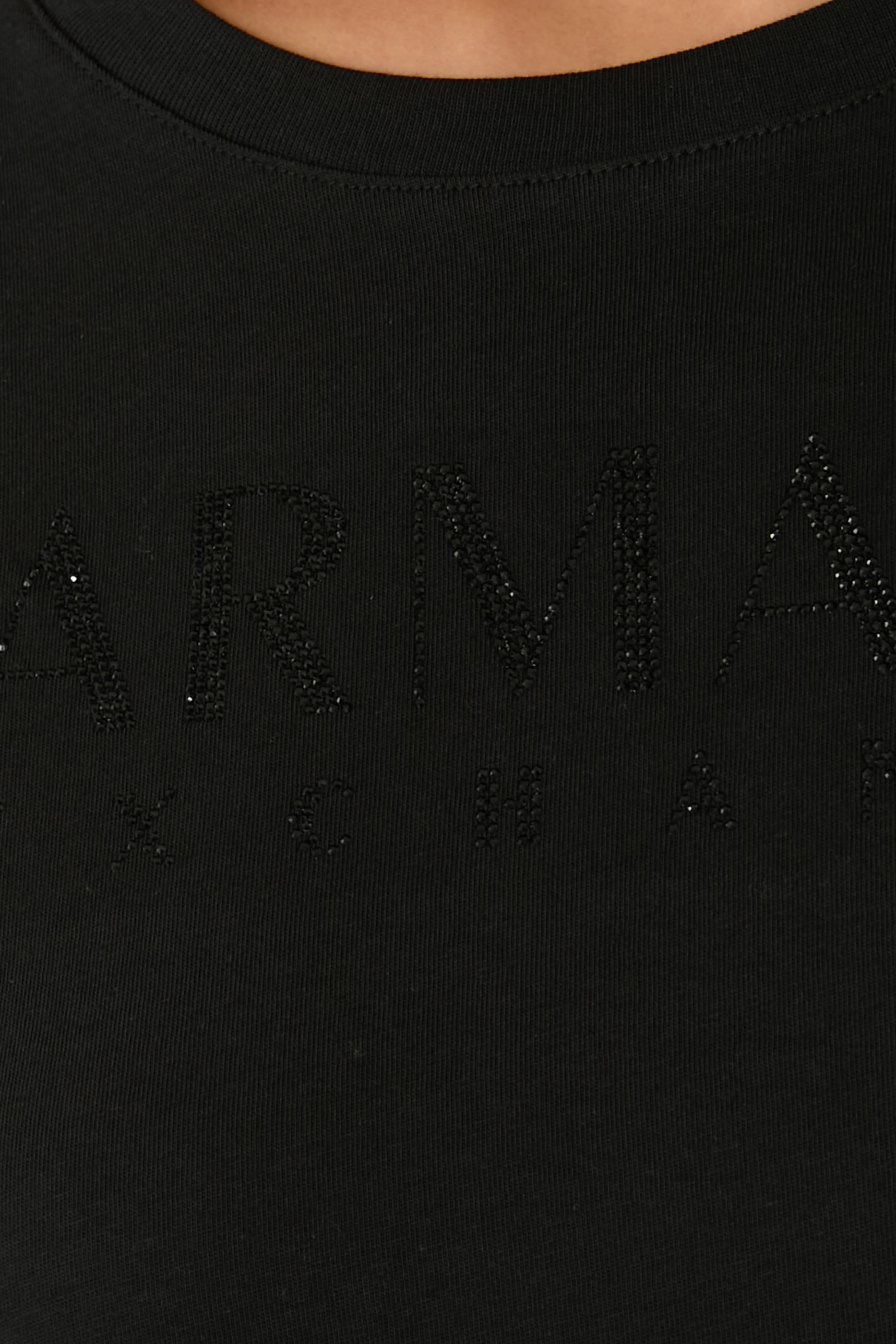 تيشيرت بقصة عادية وشعار الماركة