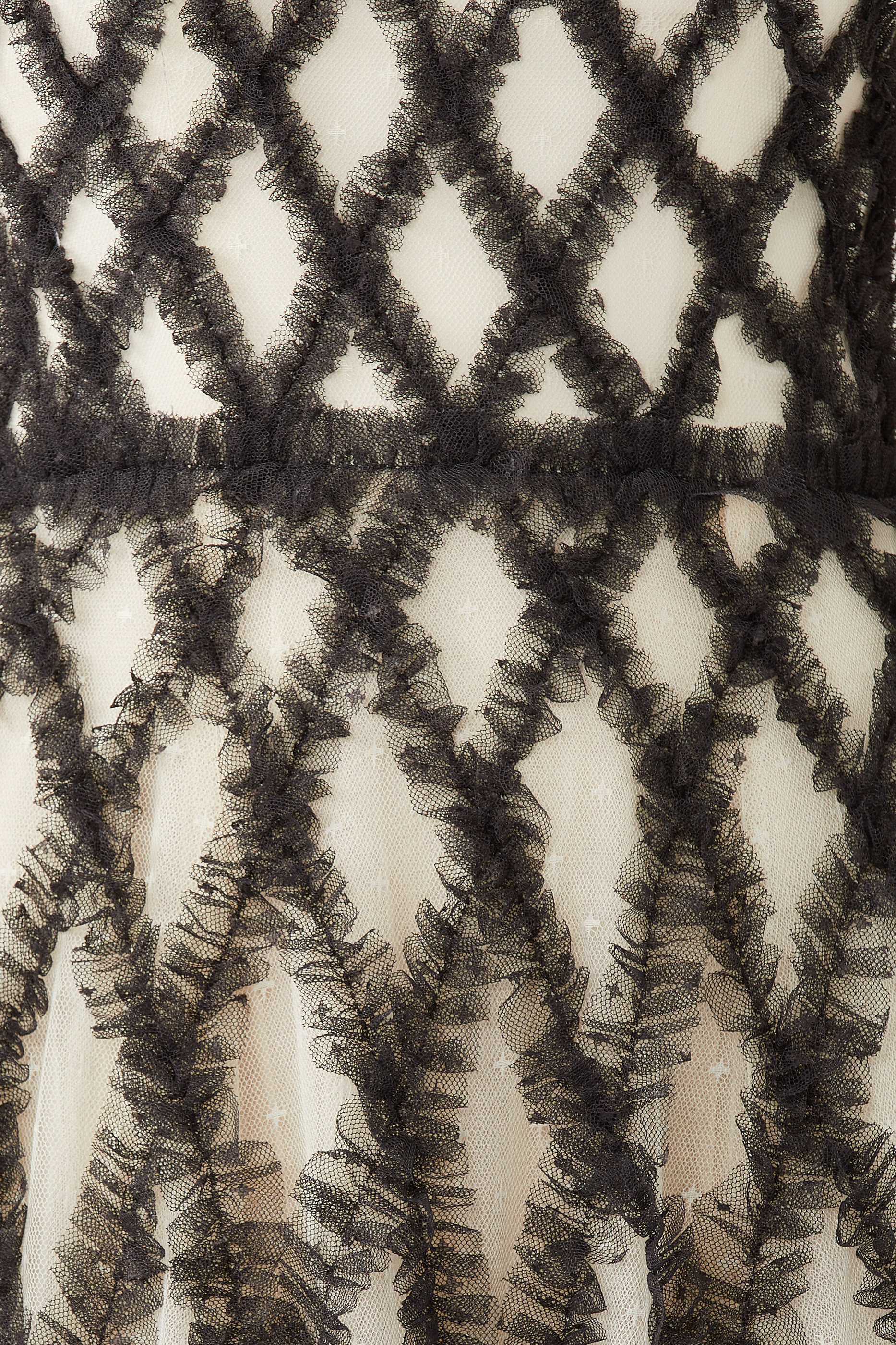 فستان سهرة روزيلا بلا حمالات مزين بكشكش