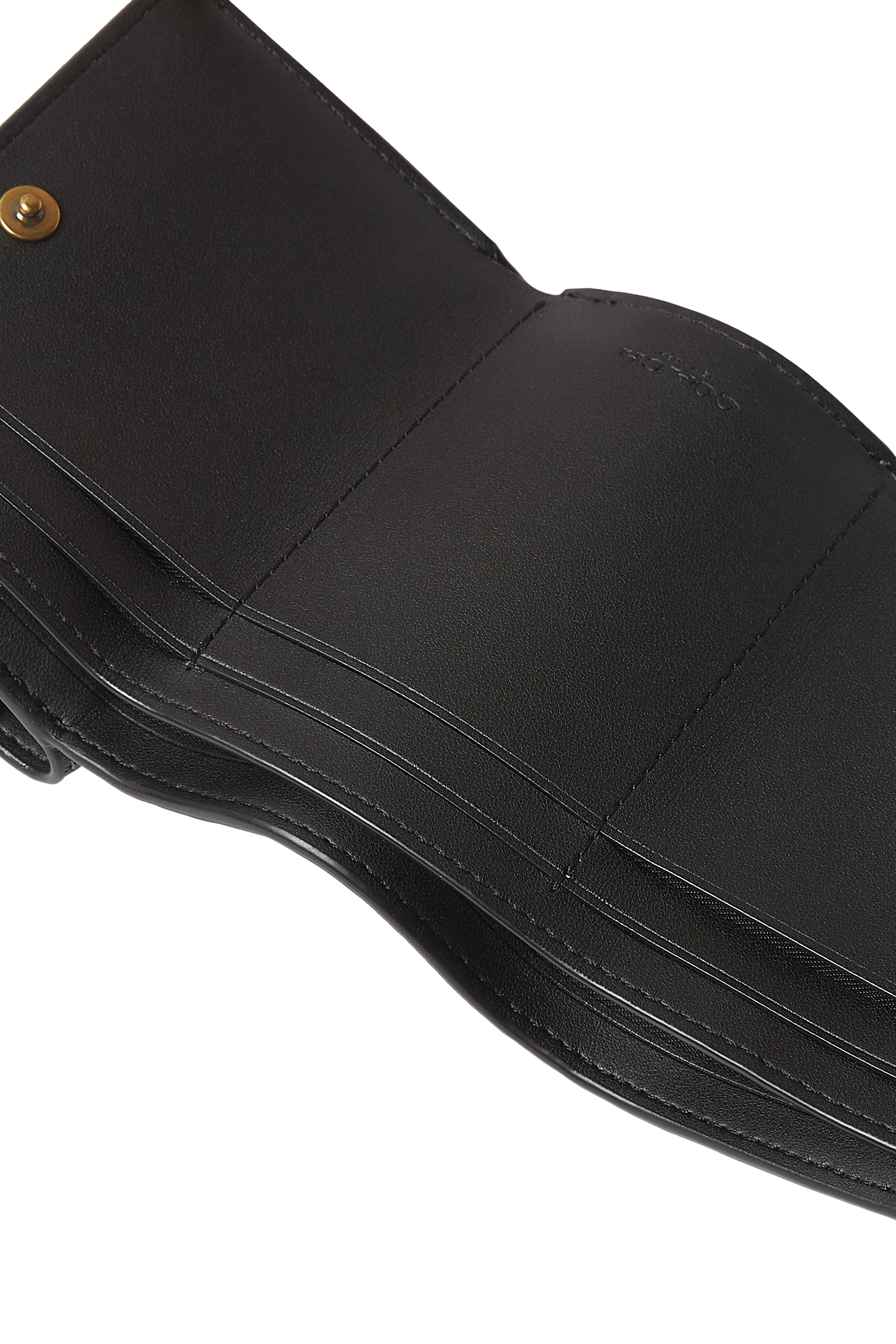 محفظة صغيرة بتصميم ثلاثي الطي